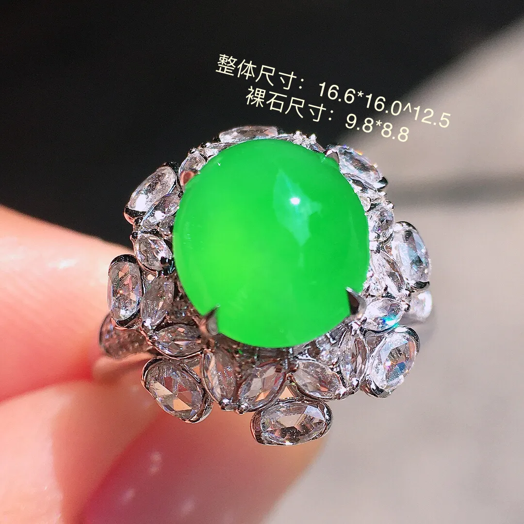 阳绿蛋面戒指，色泽均匀艳丽，玉质细腻，荧光感超
强，饱满圆润，尽显优雅气质，18k
金豪华镶嵌