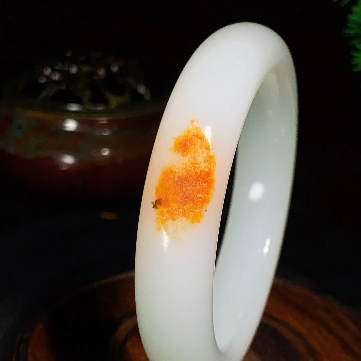55圈口。收藏级和田玉红油皮羊脂白玉手镯。圈口55条宽14厚10重71.9克 白度一级。玉质细腻油润 底色纯净 脂粉好，品质好！lt250915
