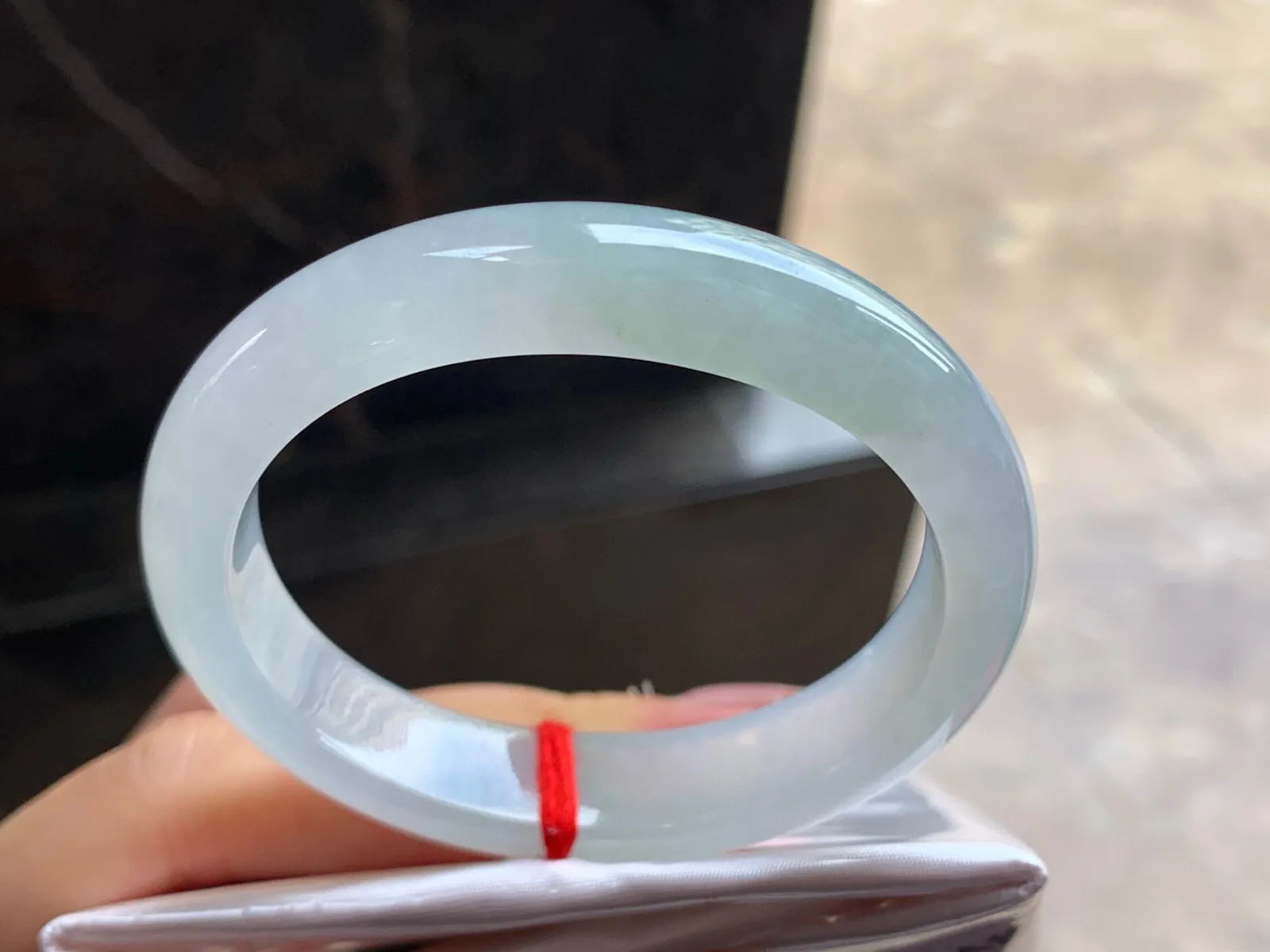 52.3-12-8

冰种贵妃手镯^_^种水好 清透亮眼 正圈50可以带