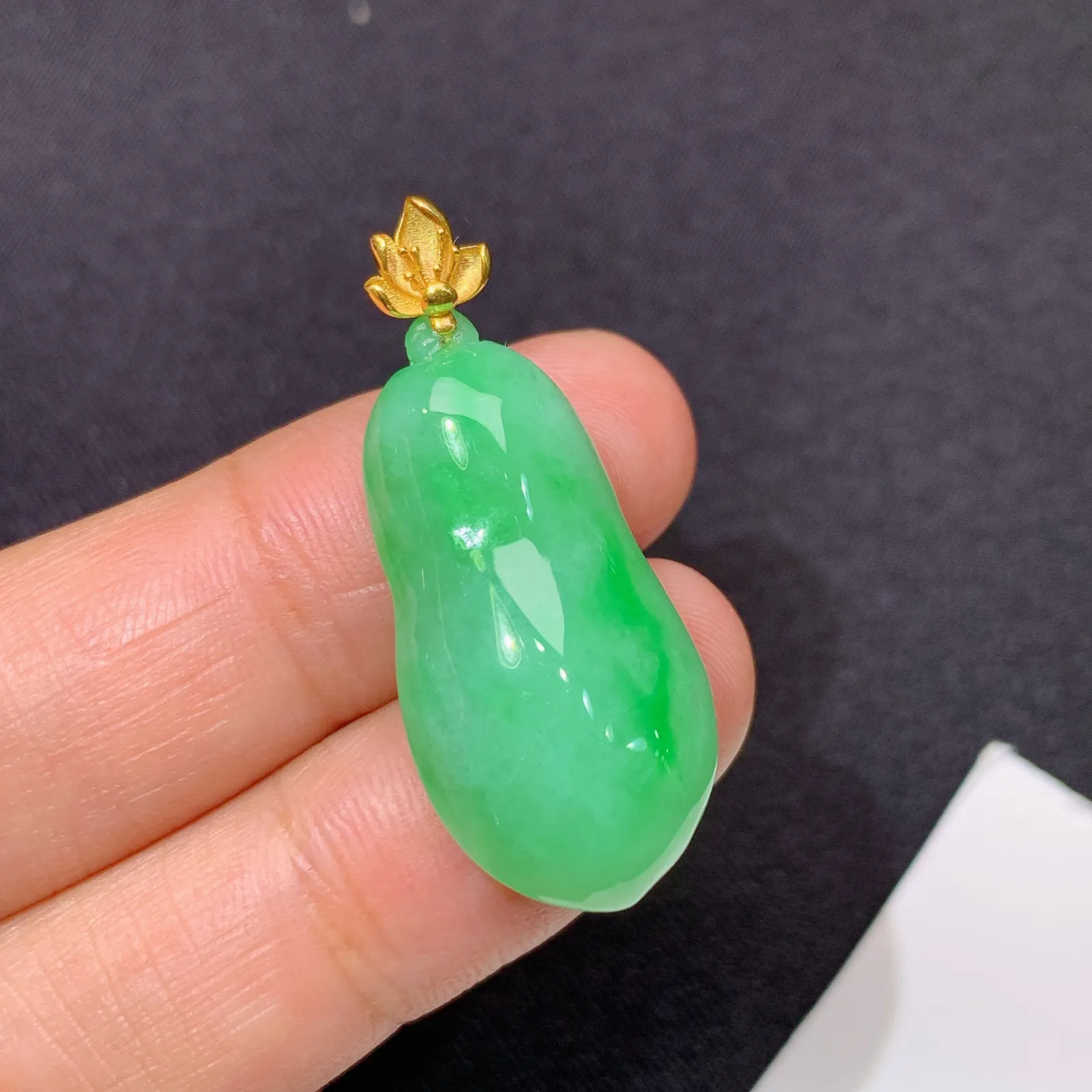 飘绿福瓜吊坠，18k金镶嵌，冰润色阳，玉质细腻，种水足 裸石27.8*13.7*7