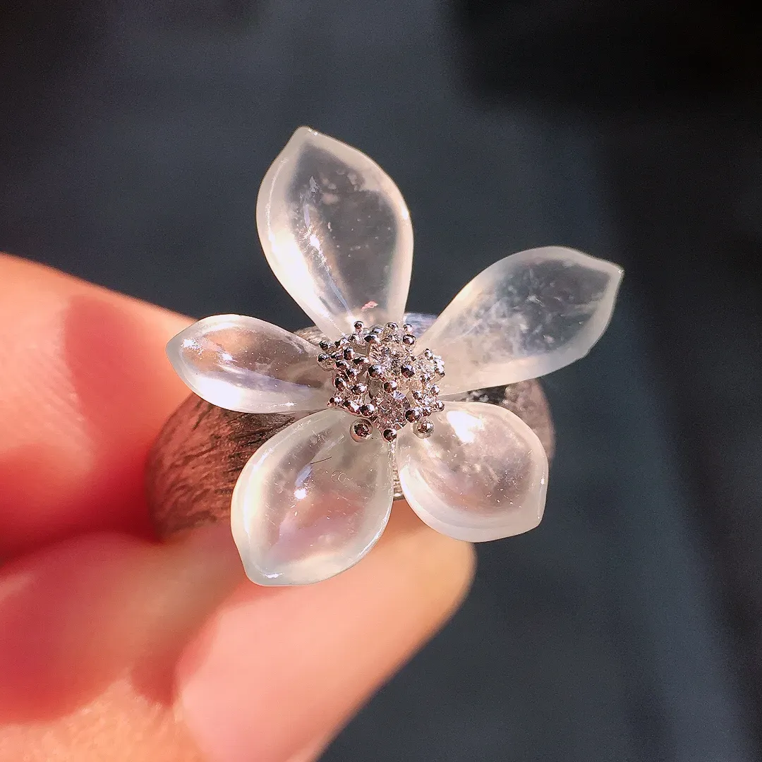 冰种戒指，玉质细腻，荧光感超
强，饱满圆润，尽显优雅气质，18k
金豪华镶嵌