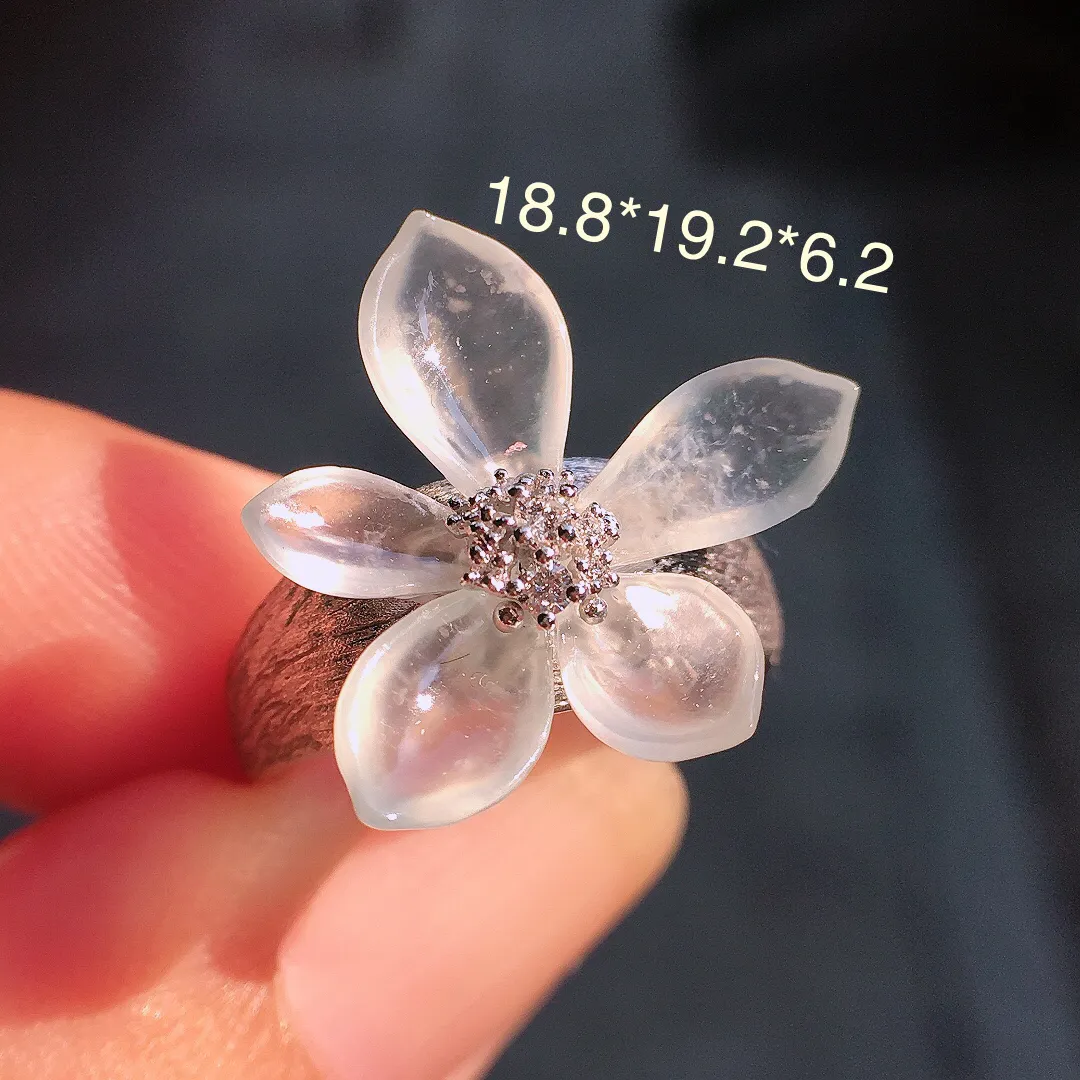 冰种戒指，玉质细腻，荧光感超
强，饱满圆润，尽显优雅气质，18k
金豪华镶嵌