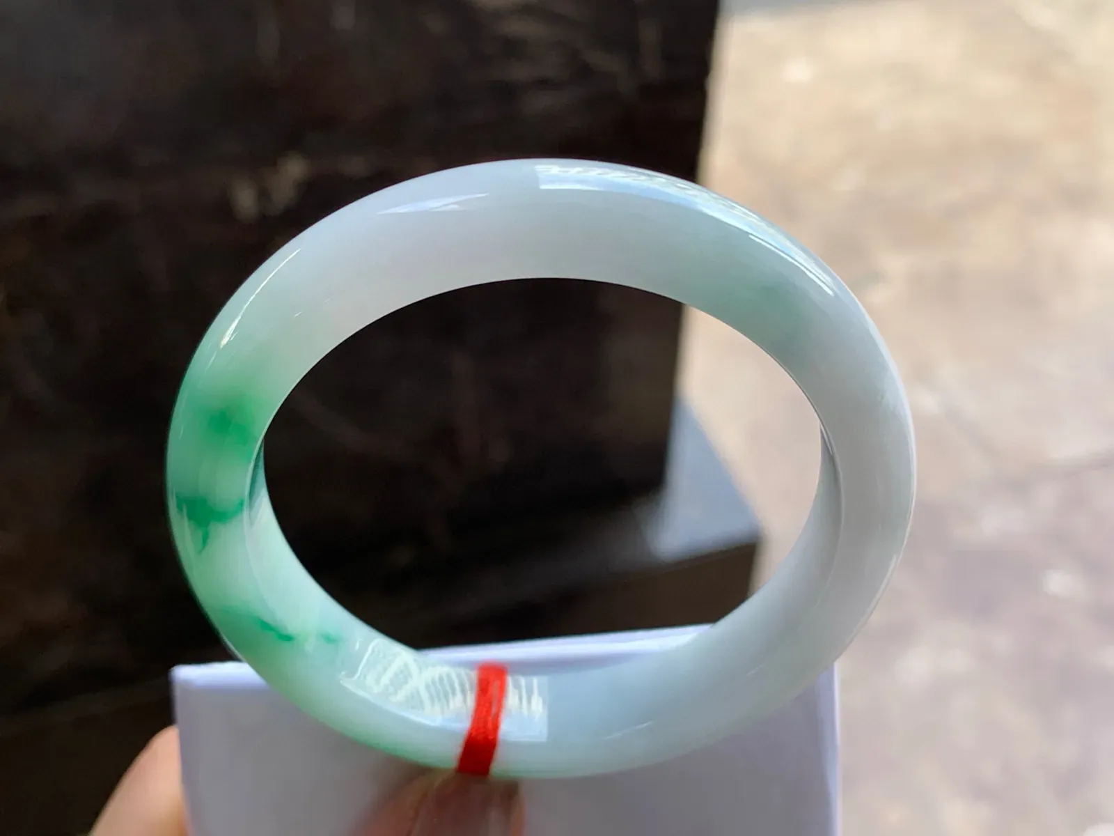 57-11.7-6.4

带色手镯^_^组织温润 细腻