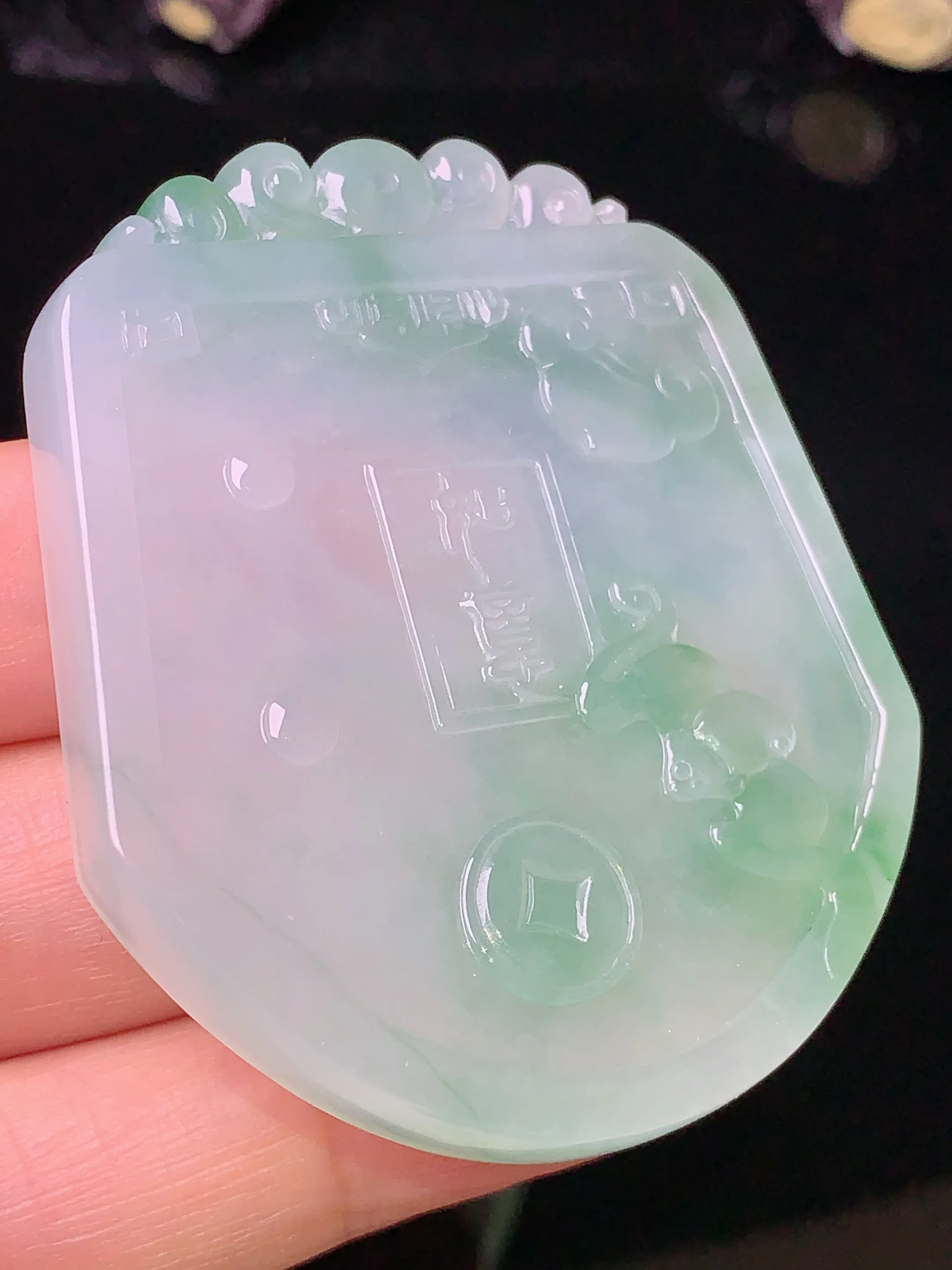 冰种飘绿雕花牌吊坠 玉质细腻 色泽艳丽  整体尺寸52*43.5*6.2