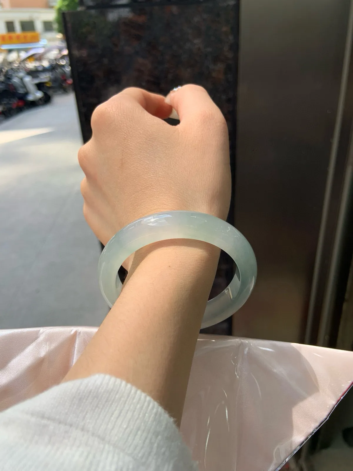 推荐【54.6圈冰晴正圈】54.6-12-8.6，无纹裂，底妆胶润细腻，清爽耐看的冰晴底色均匀，夏季美好的冰凉感，时而绿时而蓝，随光线变化如梦如幻。
