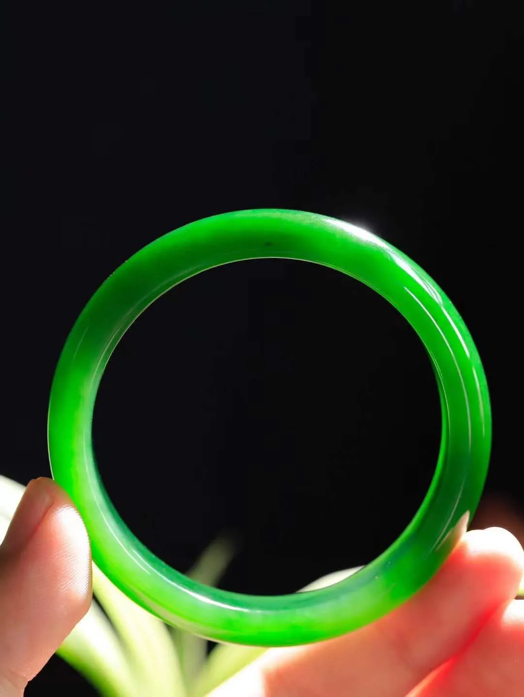 （一见倾心.手镯）

收藏传家级臻品️和田玉碧玉手镯，玉质温润细腻 油性十足 手感舒适，高华雅逸，线条流畅，简约大气，美自天成，素雅高贵。佩戴于腕间，婉约之美，举手投足间透出那低调奢华。重41.5克  尺寸54.5-12-7.2mm  5690636A