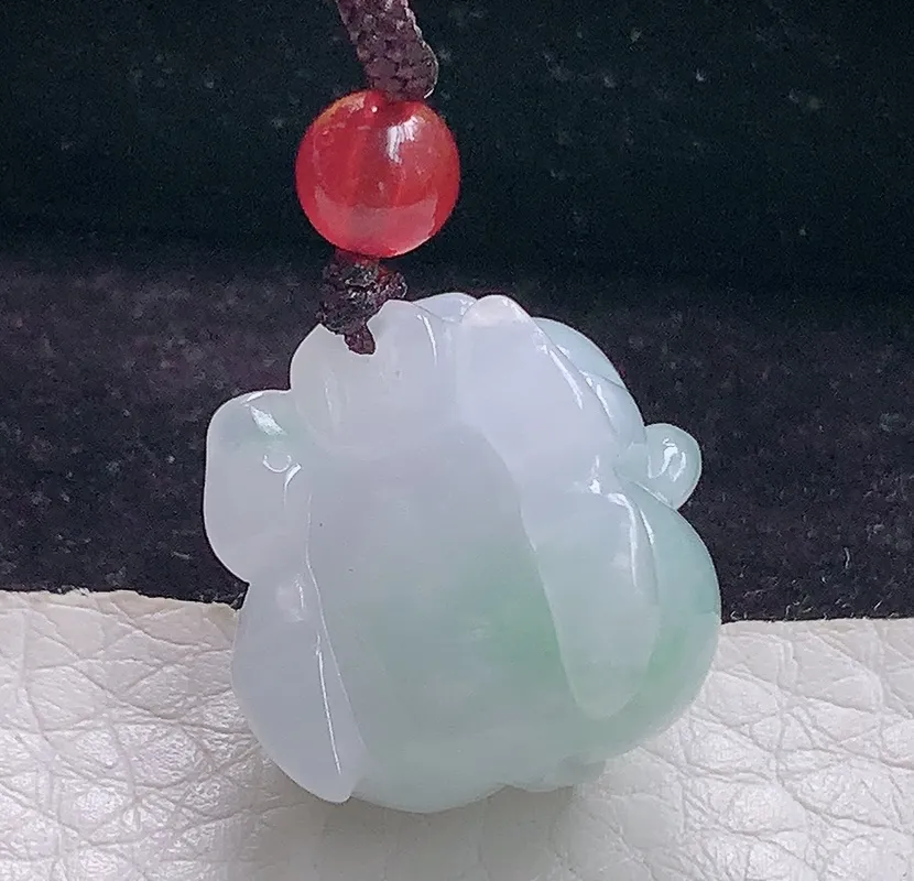 axm实拍19.3*18*12缅甸翡翠精雕飘花宝宝猪 立体猪玉吊坠 玉挂件