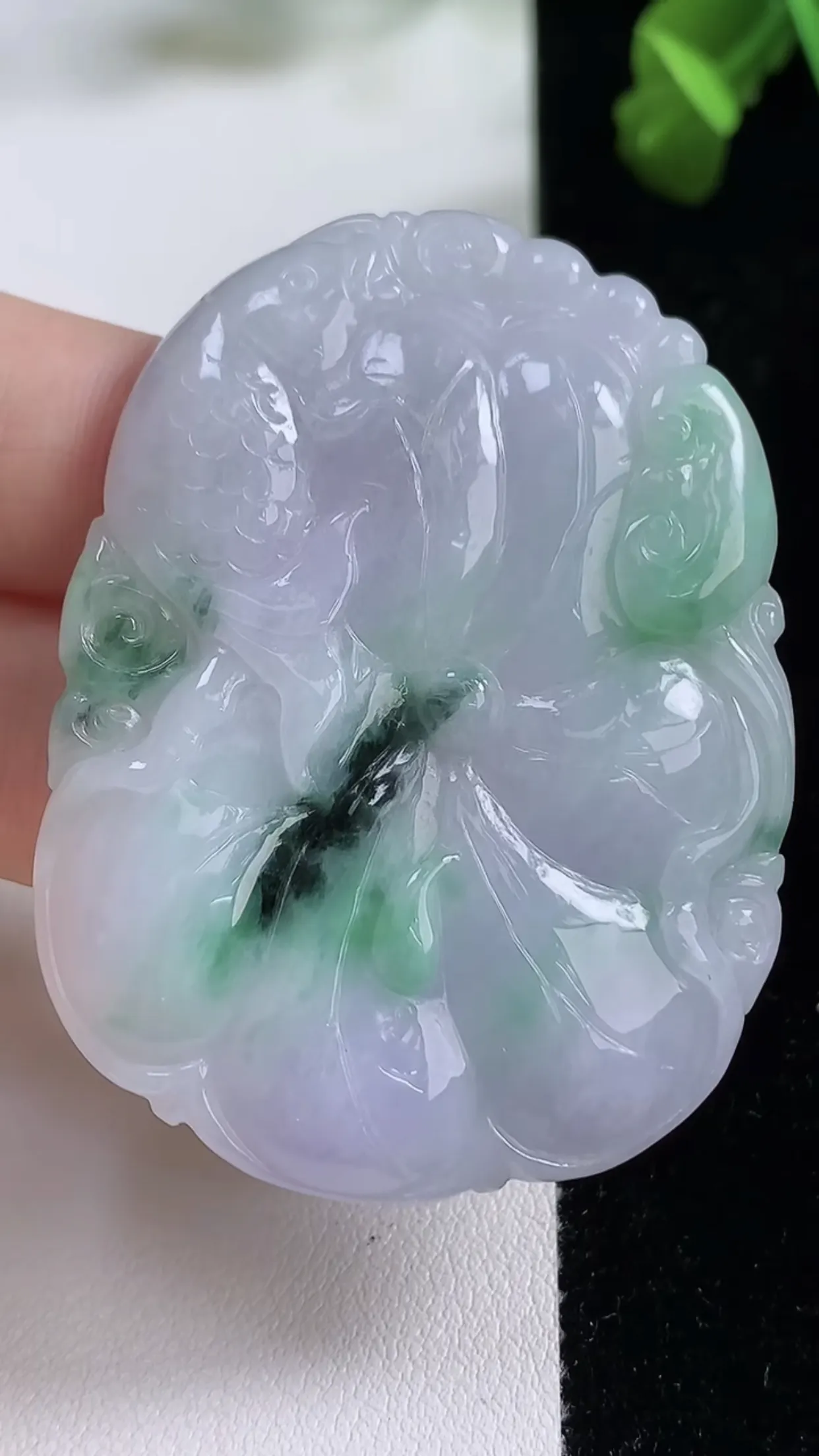 缅甸天然翡翠a货 老坑料起胶冰润 春带彩 紫罗兰荷叶鱼吊坠，尺寸53.3-40-6.1mm  y 2