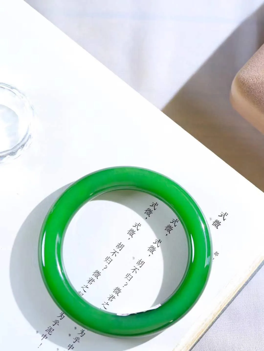 【玉佳人·手镯】

典藏级臻品️和田玉碧玉圆条手镯 ，玉质细腻油润，做工细致精美，端庄素雅，亭亭玉立，芊芊素手。芊芊素手，怎能忘镯？秀美圆条，更显婀娜。内径57.5mm 尺寸10.6-11.2mm重62.2克 6990684A