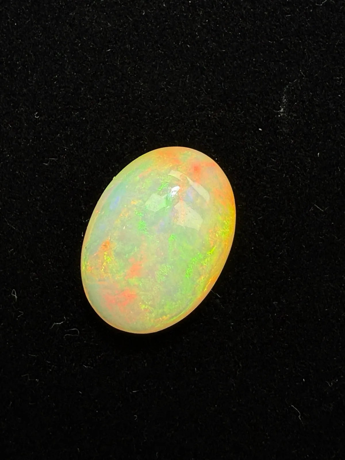 9.575ct天然彩欧泊裸石，尺寸17.8*12.9*8.1mm，颜色美艳，油画般色彩，火彩足。