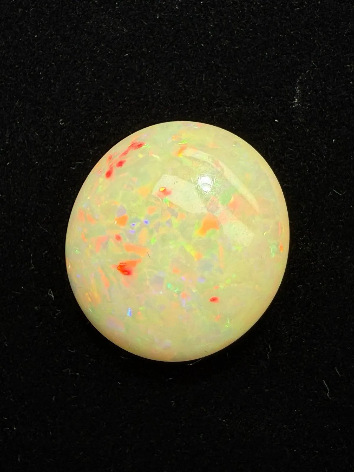22.12ct天然彩欧泊裸石，尺寸23.2*21.3*9.3mm，颜色美艳，油画般色彩，火彩足。
