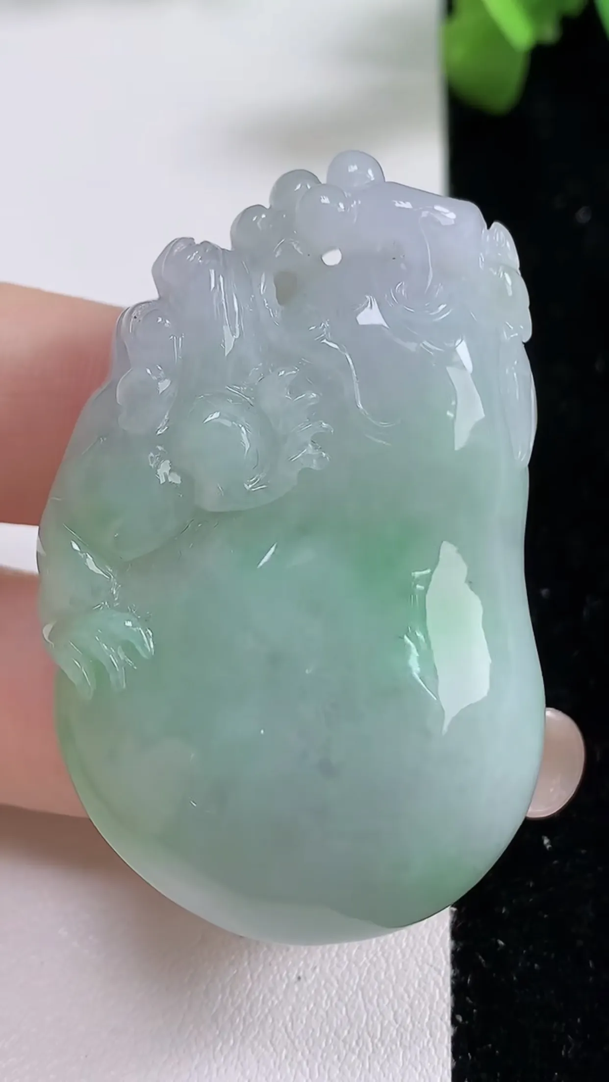 缅甸天然翡翠a货 老坑料起胶冰润 飘绿福瓜吊坠，尺寸49.8-31.3-12mm  y  40.00