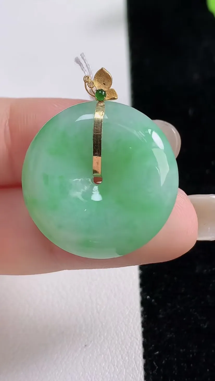 翡翠a货18k金满绿平安扣吊坠，尺寸24.5-6.2，重量:8.17g