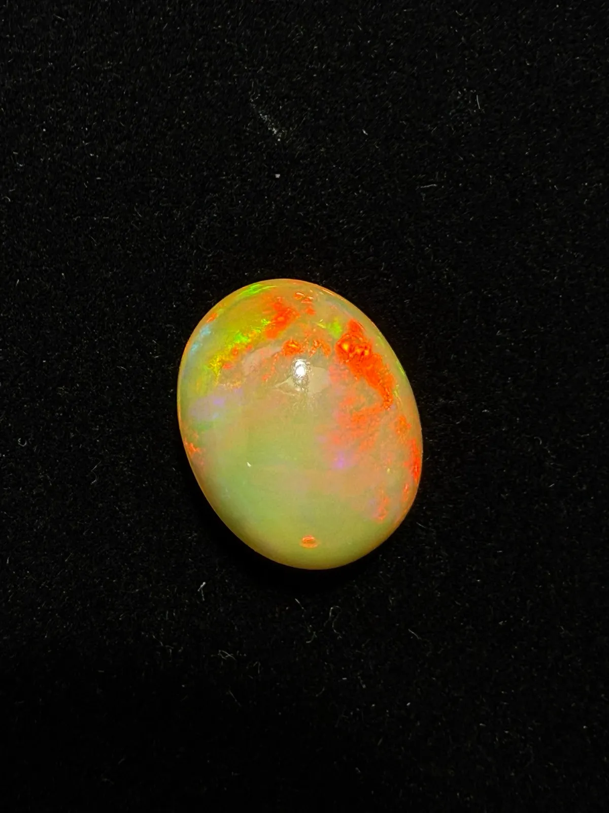 10.405ct天然彩欧泊裸石，尺寸17*13.4*8.6mm，颜色美艳，油画般色彩，火彩足。