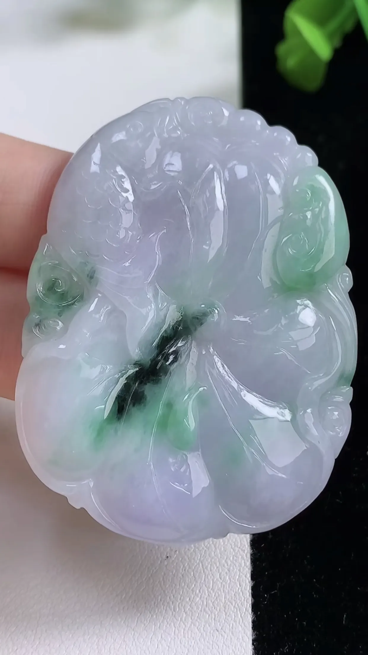 缅甸天然翡翠a货 老坑料起胶冰润 春带彩 紫罗兰荷叶鱼吊坠，尺寸53.3-40-6.1mm  y 2