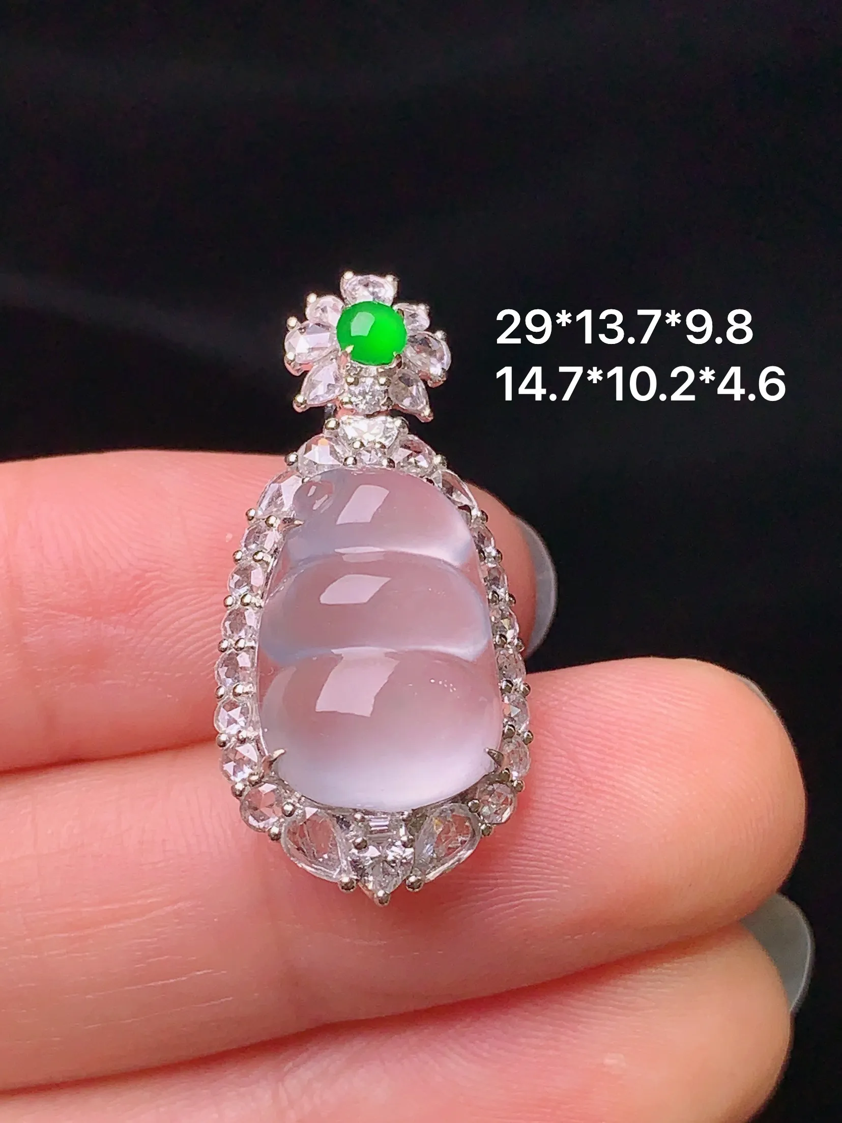 18k金钻镶嵌冰种四季豆吊坠 玉质细腻 色泽艳丽  整体尺寸29*13.7*9.8