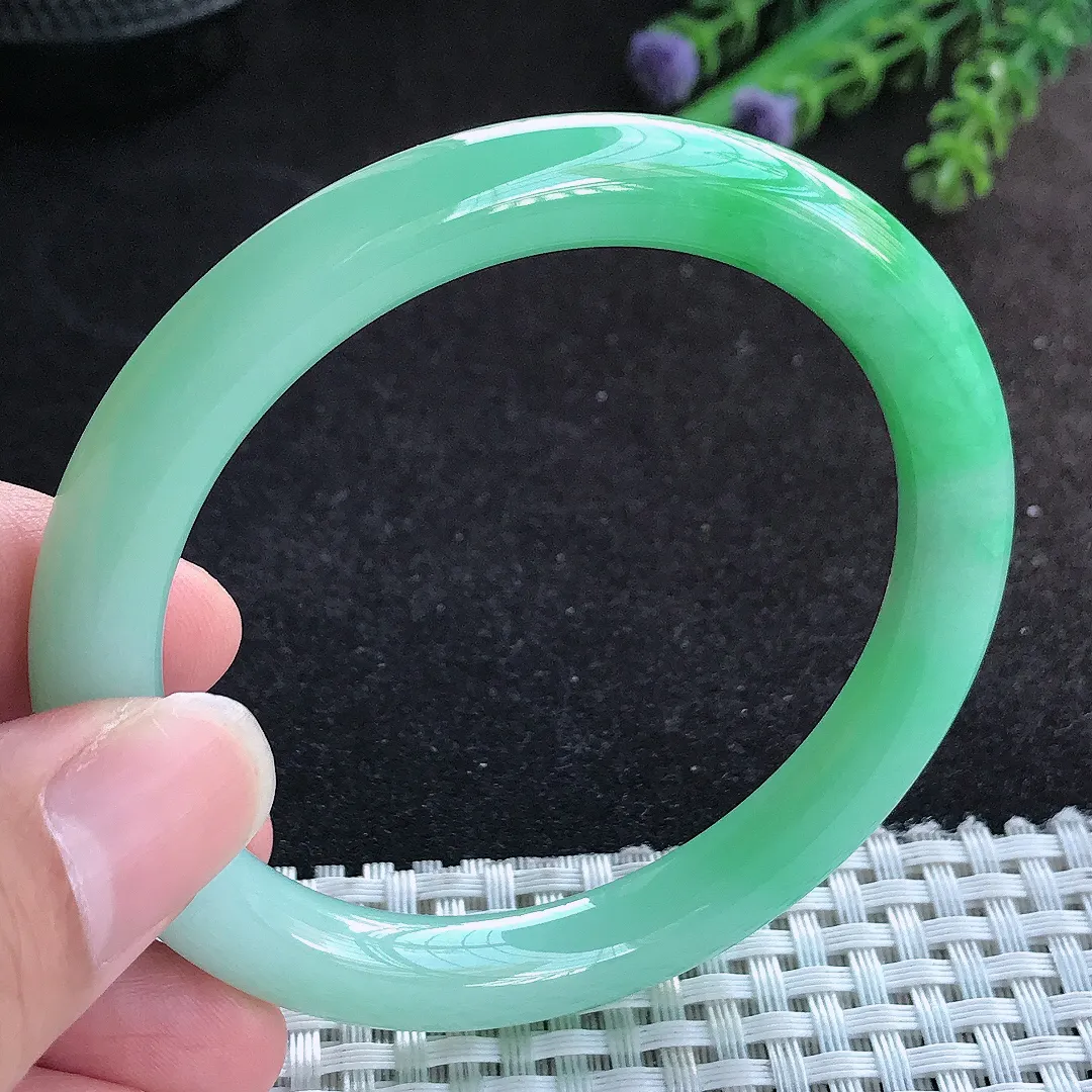 自然光56/8.4/8.8老坑精美温润飘阳绿圆条手镯宽边翡翠玉镯手环