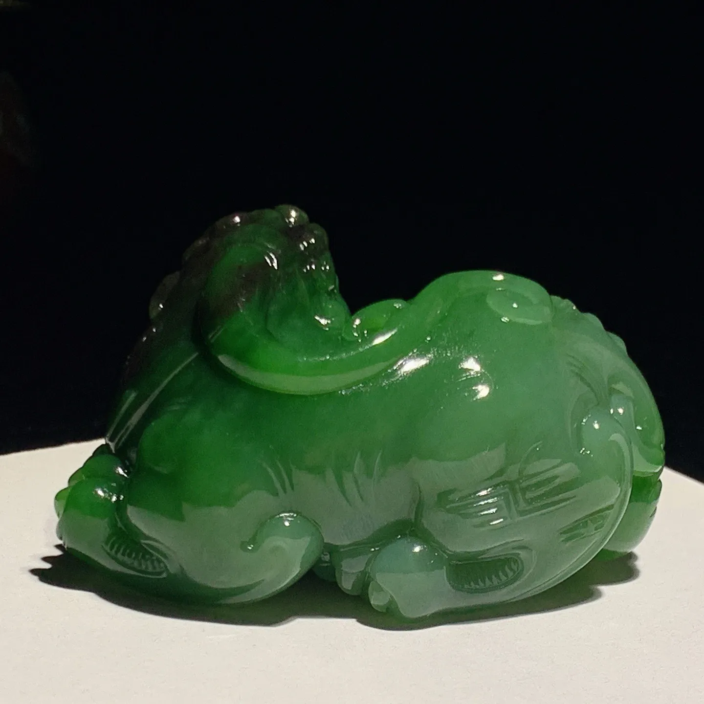 收藏级和田玉七号矿阳绿俄罗斯碧玉招财进宝貔貅把件。尺寸61/41/33重121.7克 玉质细腻油润 无结构。底色纯净 脂粉好，品质好。lt250916