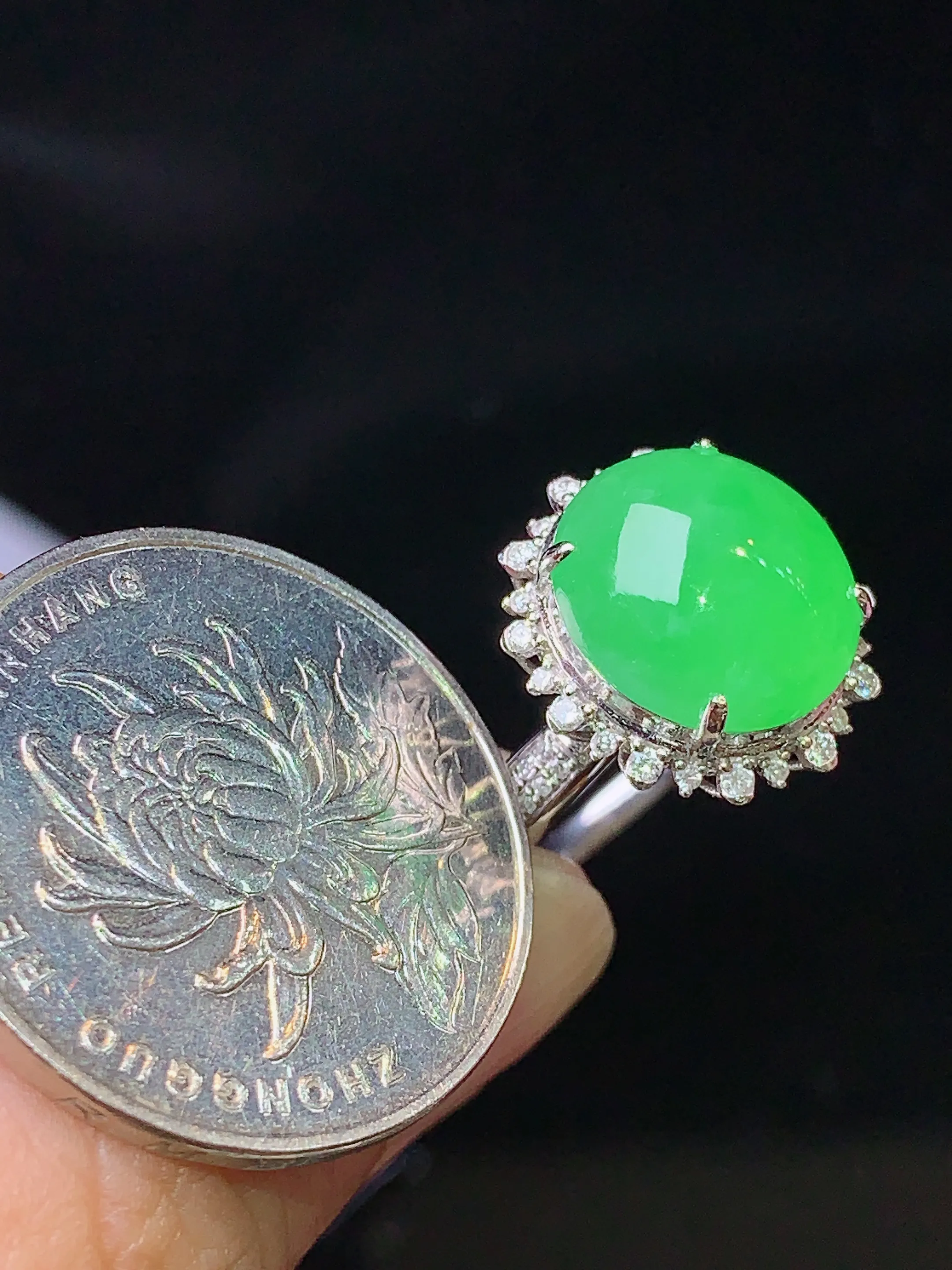 18k金钻镶嵌翠绿蛋面戒指 玉质细腻 色泽艳丽  圈口14.5整体尺寸15.8*15*11