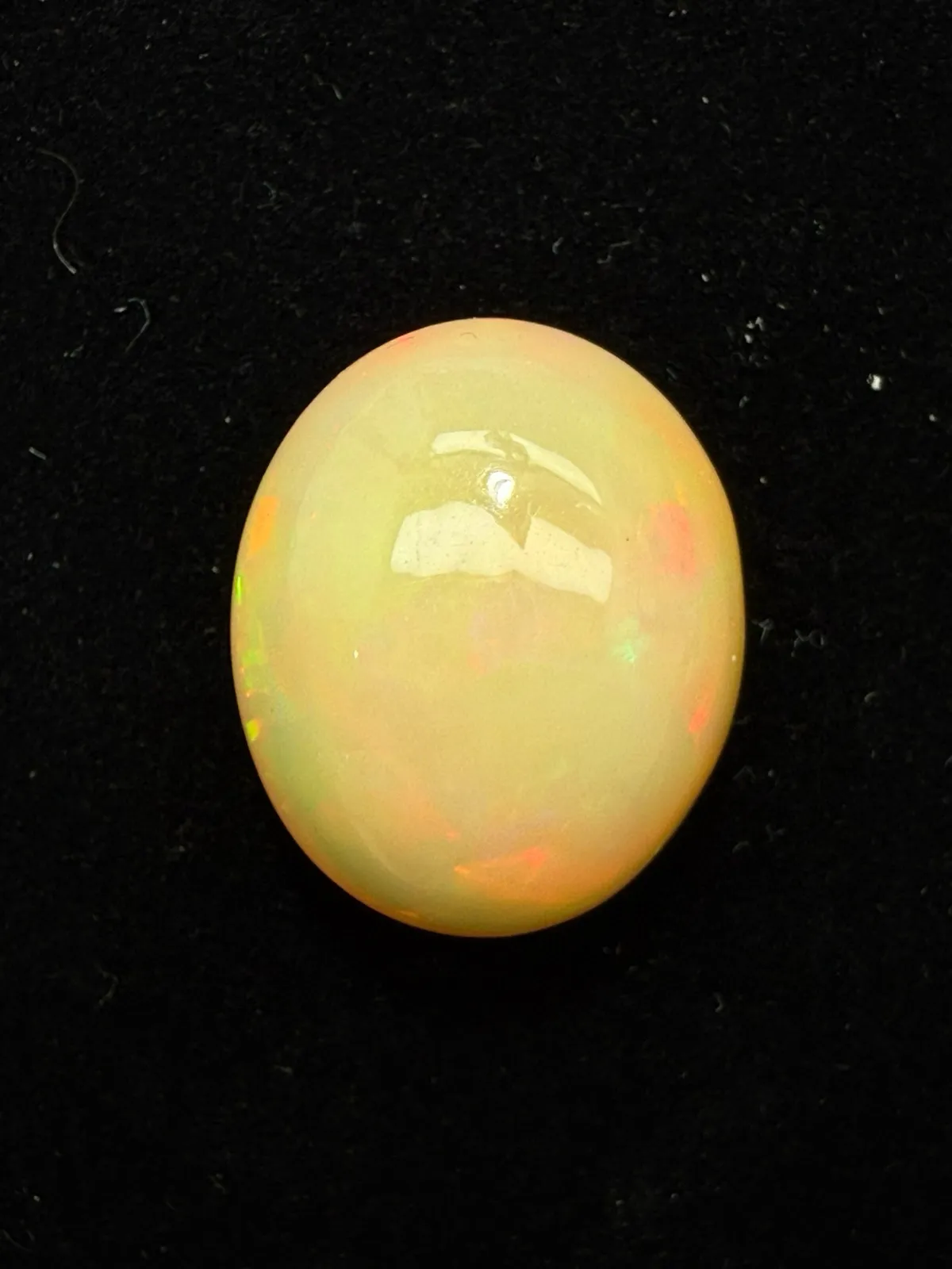 23.045ct天然彩欧泊裸石，尺寸23.2*19.4*12.4mm，颜色美艳，油画般色彩，火彩足。