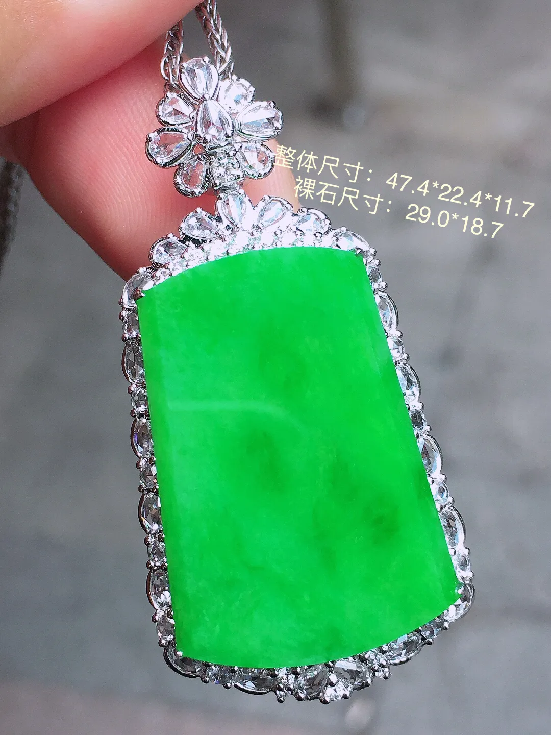 阳绿无事牌吊坠，色泽均匀艳丽，玉质细腻，荧光感超
强，饱满圆润，尽显优雅气质，18k
金豪华镶嵌