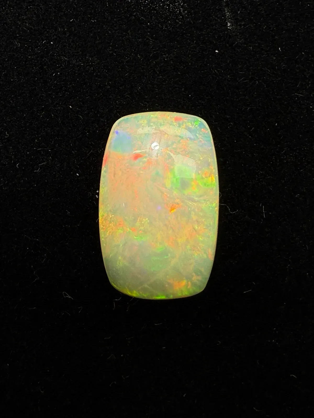 6.63ct天然彩欧泊裸石，尺寸18.4*11.5*5.7mm，颜色美艳，油画般色彩，火彩足。