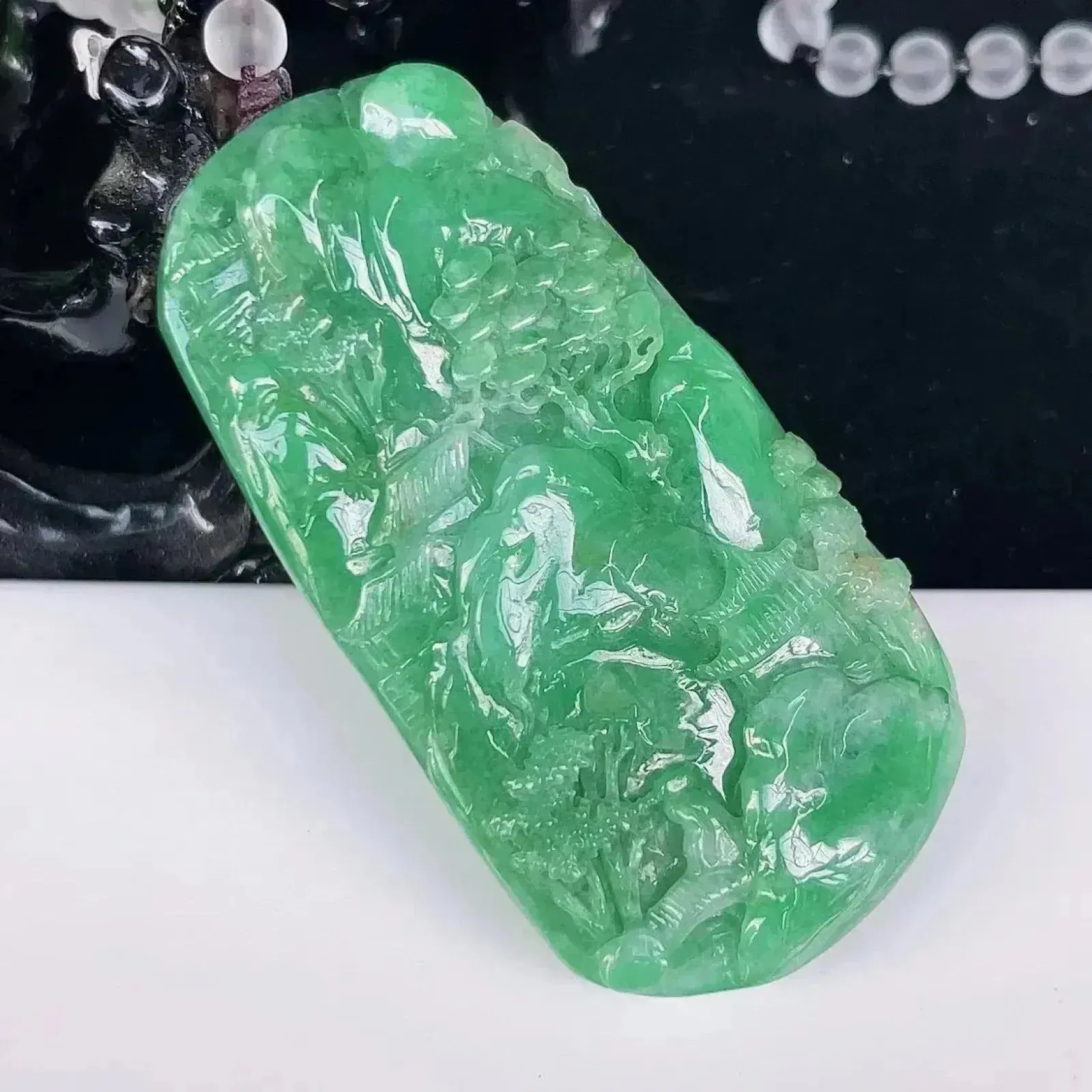 大件厚庄  冰润满绿精雕山水牌翡翠挂件   雕工精细，线条流畅，生动立体，淋漓尽致  颜色清爽  沁人心脾  层次分明  佩戴优雅大方，（请在自然光欣赏）（顶珠为饰珠）E001  （请在自然光欣赏）尺寸75-40.5-11mm