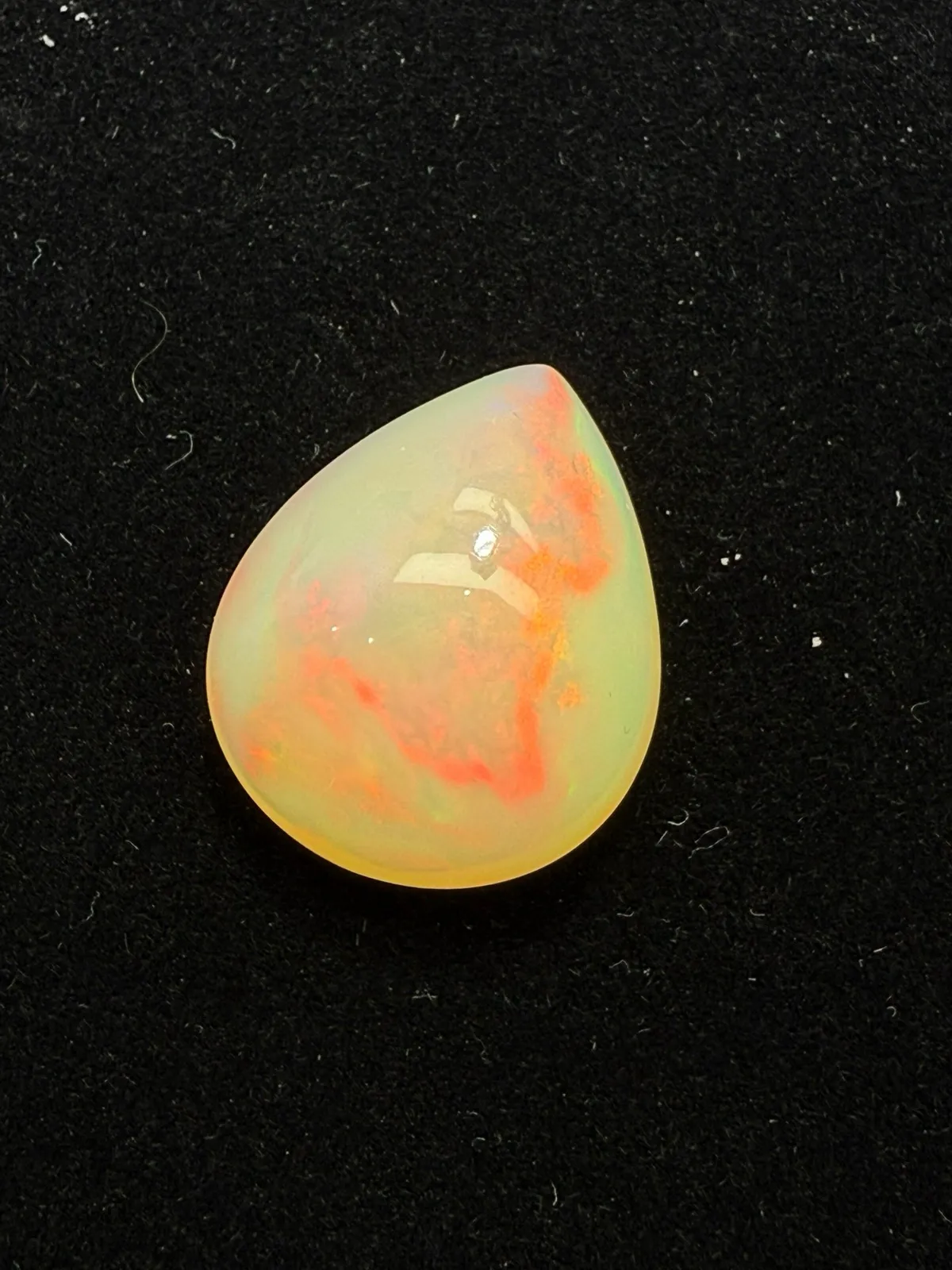 18.175ct天然彩欧泊裸石，尺寸23.3*19.4*10.3mm，颜色美艳，油画般色彩，火彩足。