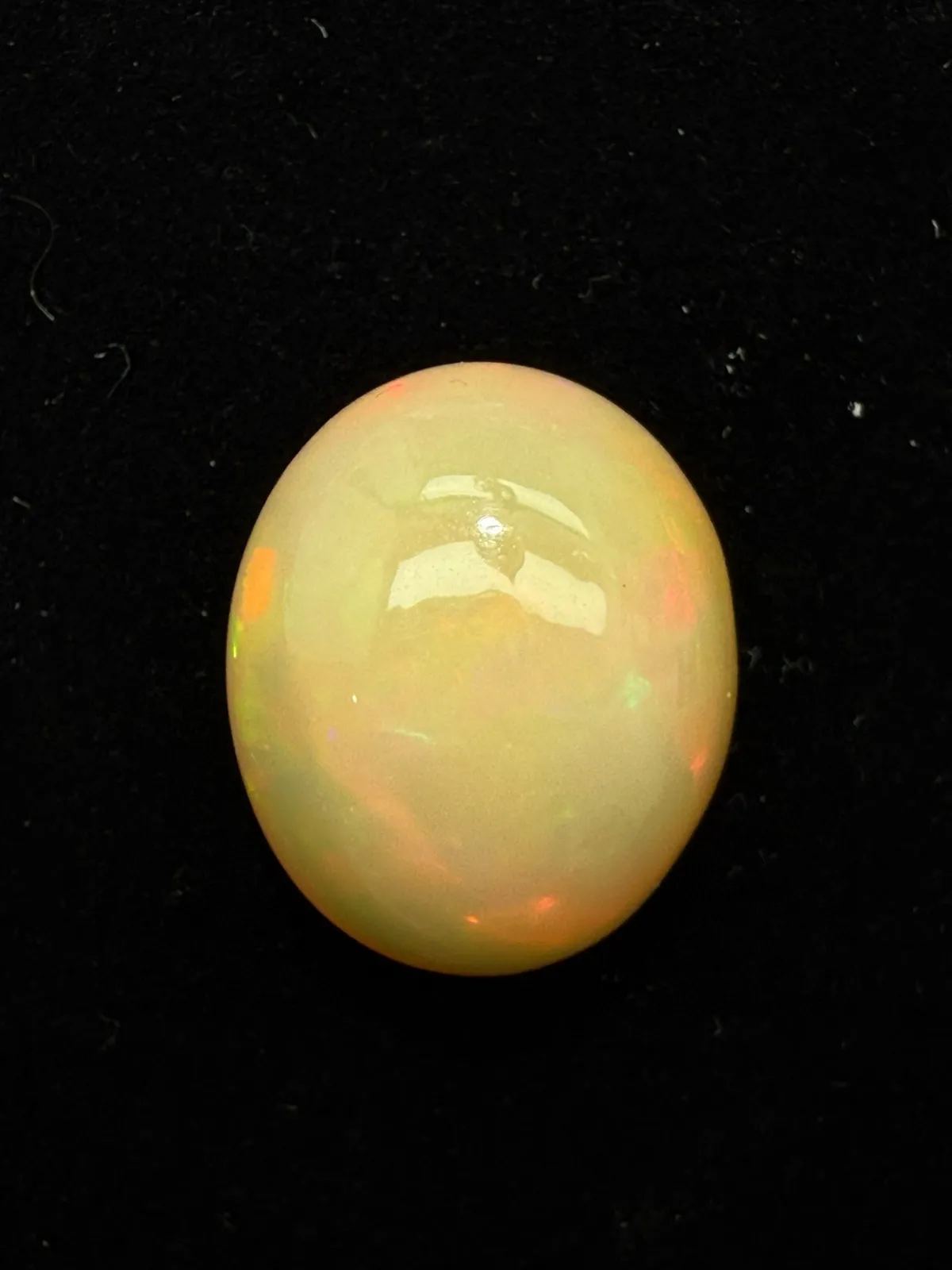 23.045ct天然彩欧泊裸石，尺寸23.2*19.4*12.4mm，颜色美艳，油画般色彩，火彩足。