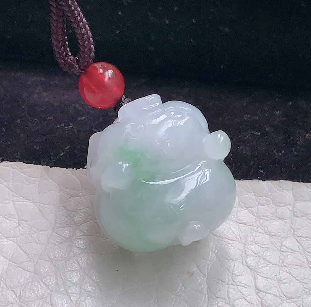 axm实拍19.3*18*12缅甸翡翠精雕飘花宝宝猪 立体猪玉吊坠 玉挂件