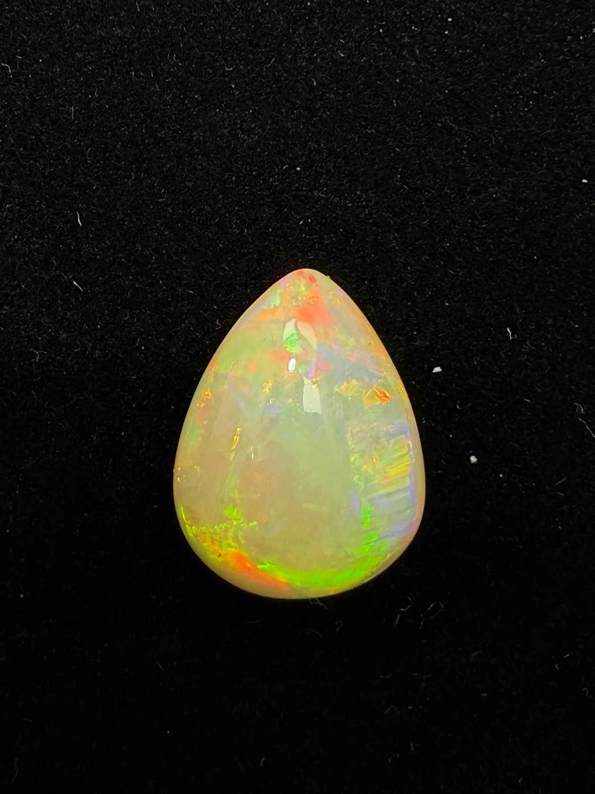 9.61ct天然彩欧泊裸石，尺寸18.5*13.8*8.8mm，颜色美艳，油画般色彩，火彩足。