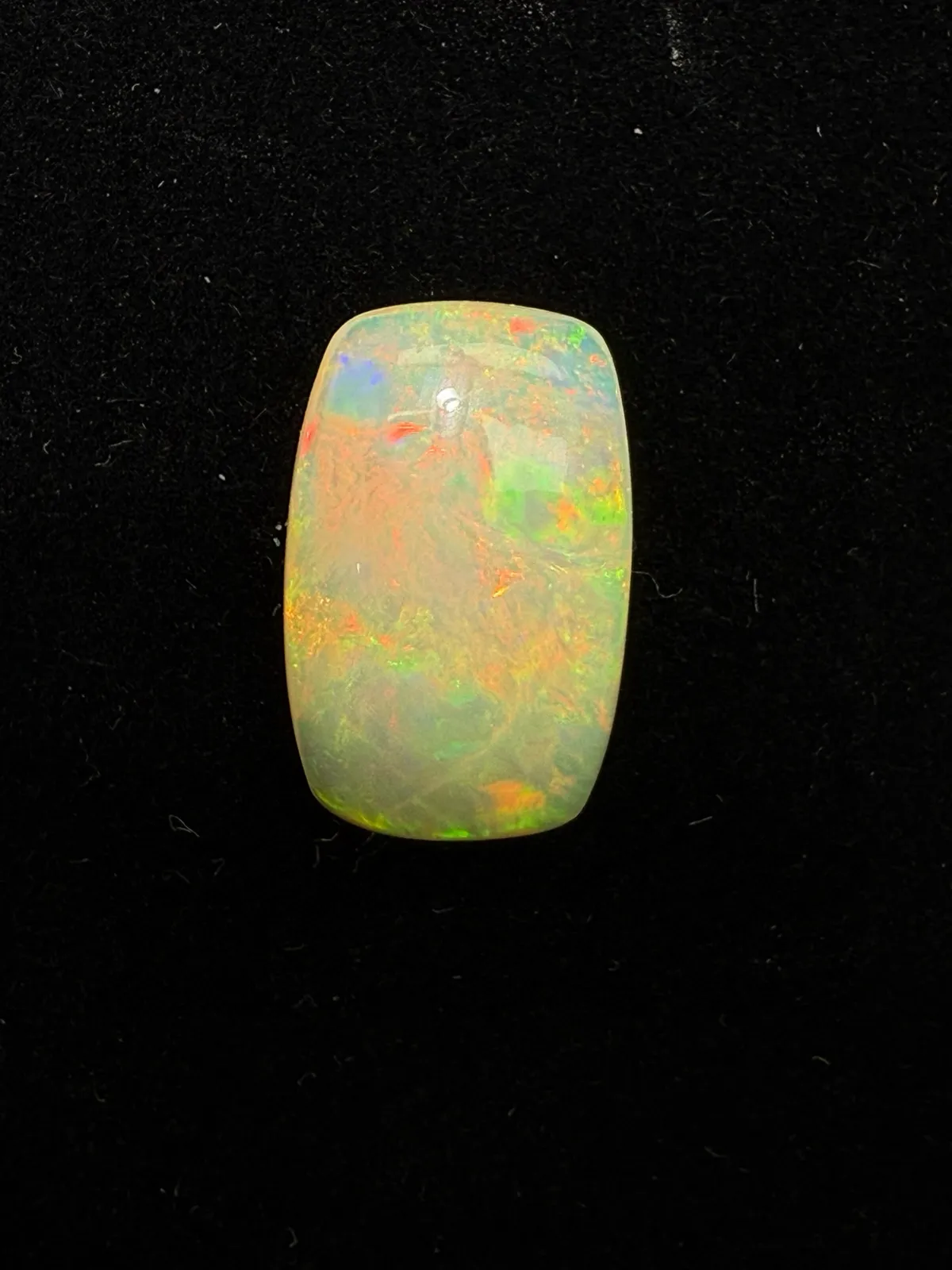 6.63ct天然彩欧泊裸石，尺寸18.4*11.5*5.7mm，颜色美艳，油画般色彩，火彩足。