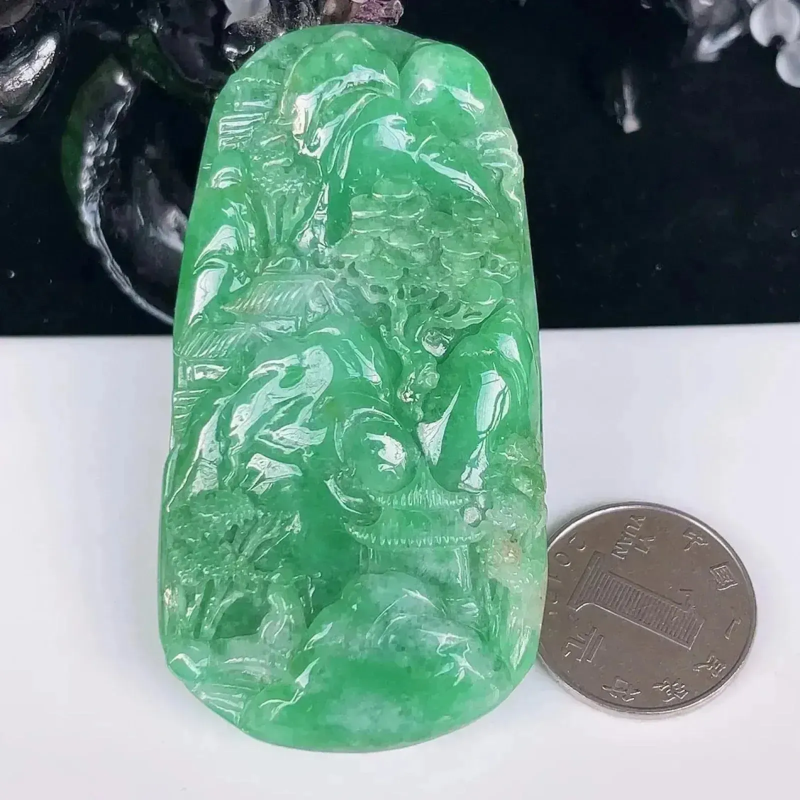 大件厚庄  冰润满绿精雕山水牌翡翠挂件   雕工精细，线条流畅，生动立体，淋漓尽致  颜色清爽  沁人心脾  层次分明  佩戴优雅大方，（请在自然光欣赏）（顶珠为饰珠）E001  （请在自然光欣赏）尺寸75-40.5-11mm