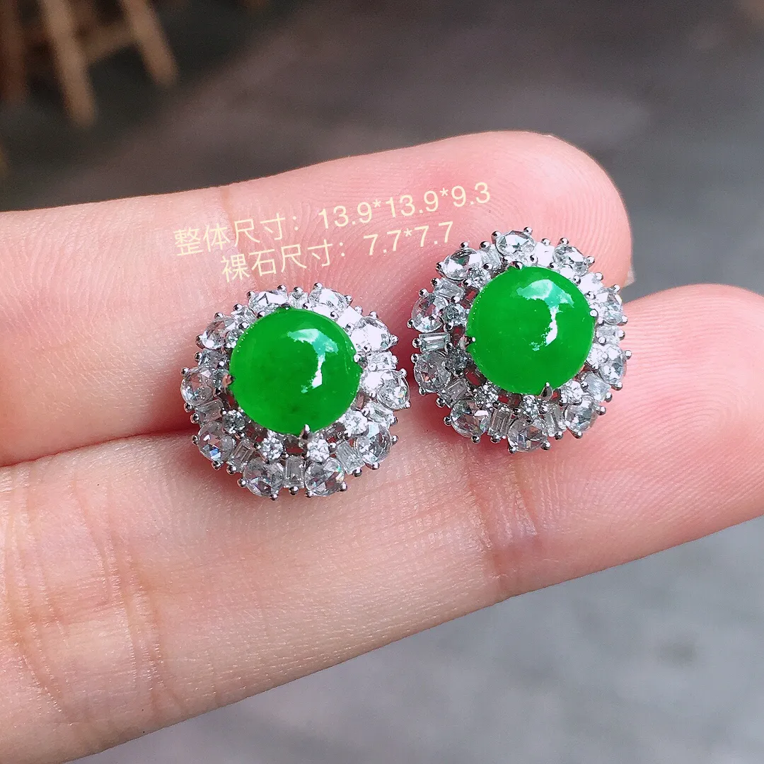阳绿蛋面耳钉，色泽均匀艳丽，玉质细腻，荧光感超
强，饱满圆润，尽显优雅气质，18k
金豪华镶嵌