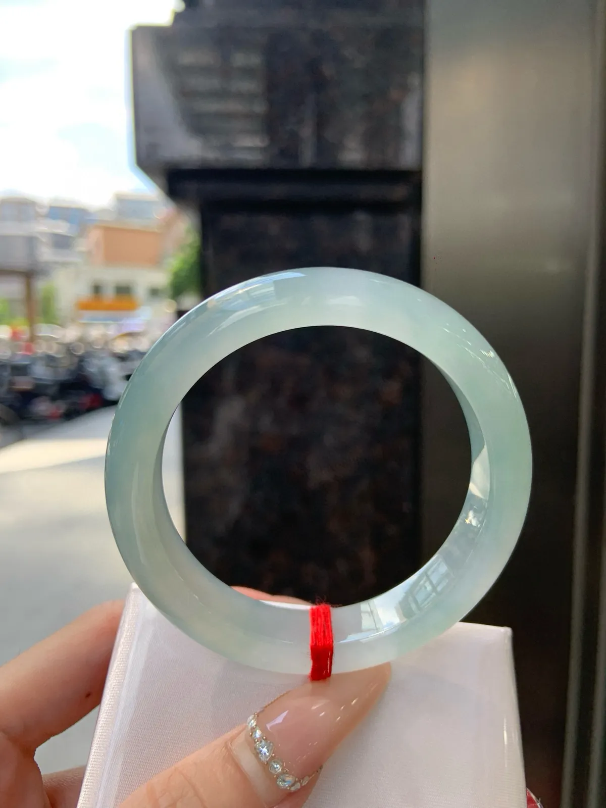 推荐【54.6圈冰晴正圈】54.6-12-8.6，无纹裂，底妆胶润细腻，清爽耐看的冰晴底色均匀，夏季美好的冰凉感，时而绿时而蓝，随光线变化如梦如幻。