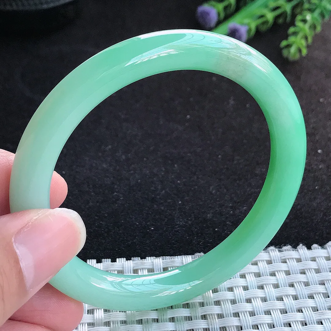 自然光56/8.4/8.8老坑精美温润飘阳绿圆条手镯宽边翡翠玉镯手环