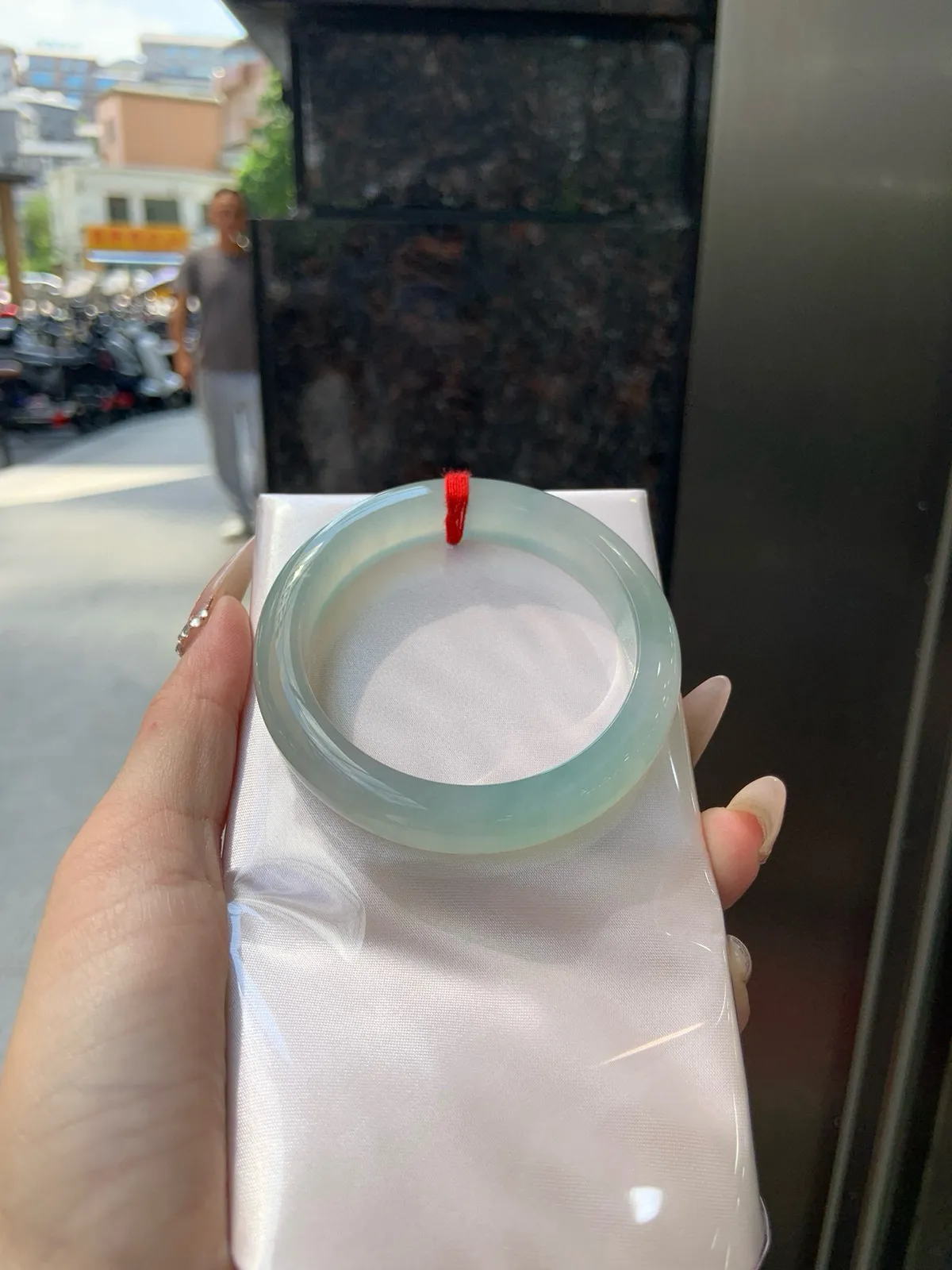 推荐【54.6圈冰晴正圈】54.6-12-8.6，无纹裂，底妆胶润细腻，清爽耐看的冰晴底色均匀，夏季美好的冰凉感，时而绿时而蓝，随光线变化如梦如幻。