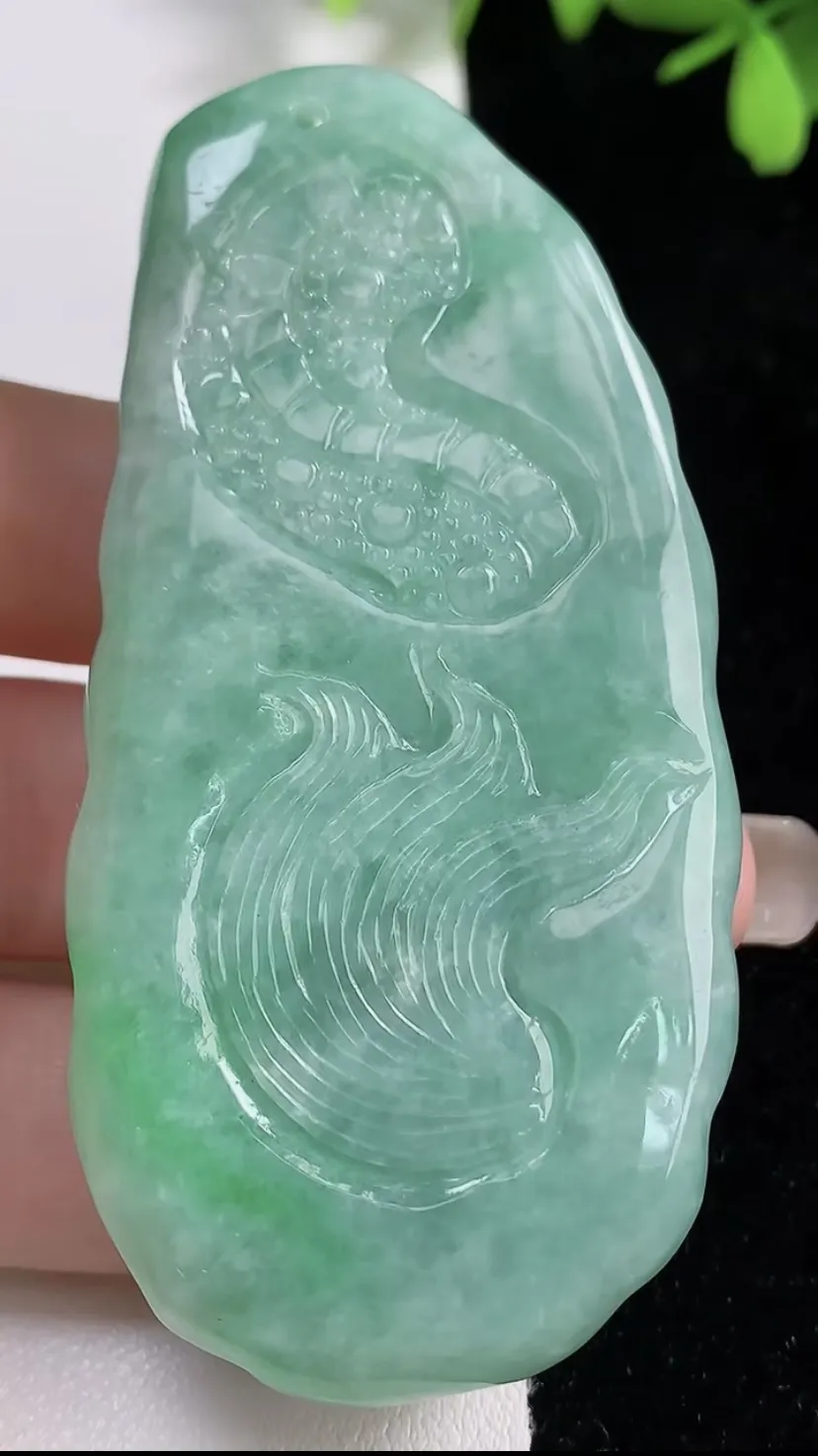 翡翠a货满绿龙牌吊坠，尺寸72.6-35.2-10.5，重量:59.22g