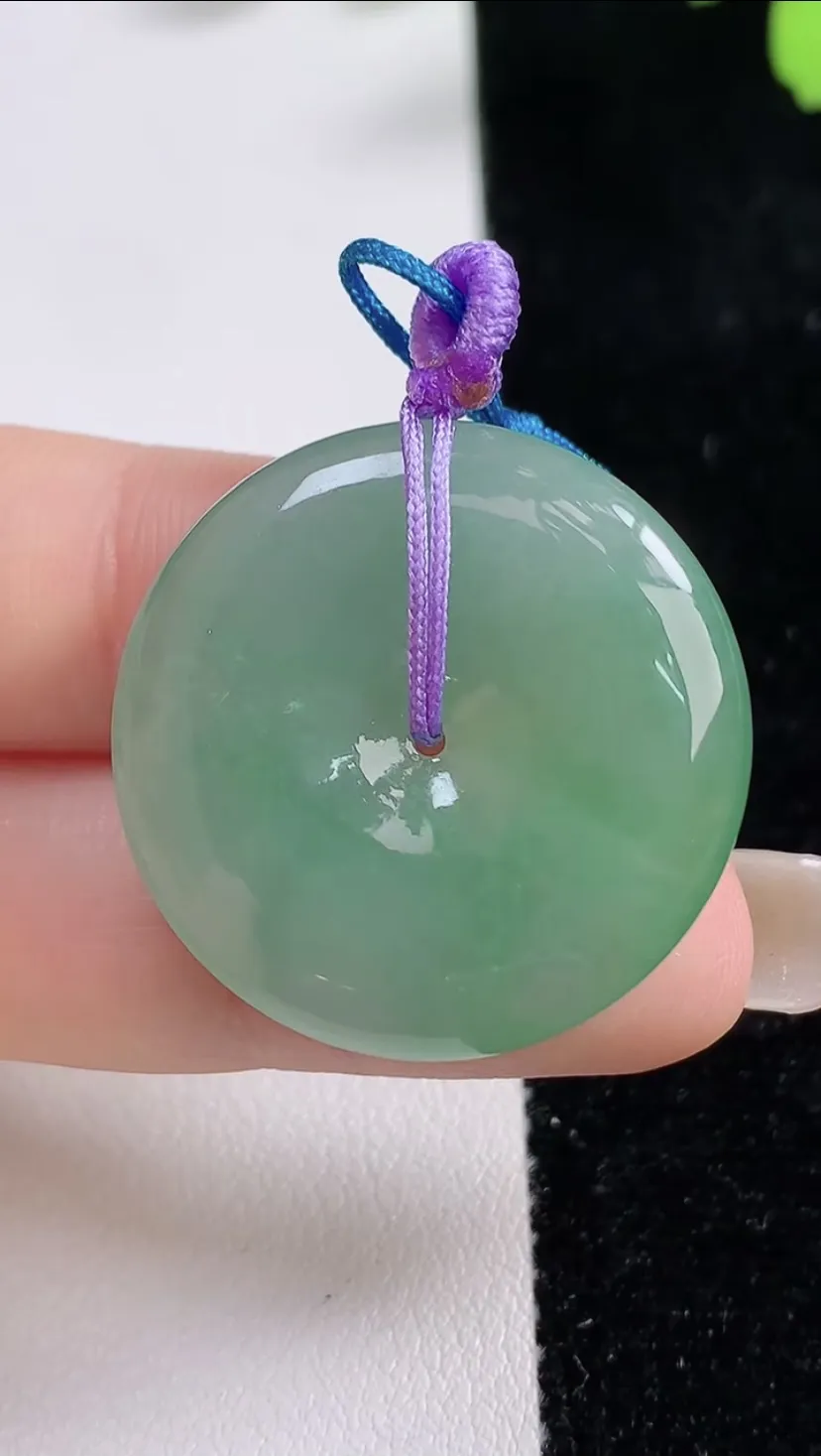 翡翠a货冰种满绿平安扣吊坠，尺寸28.6-5.4，重量:9.94g