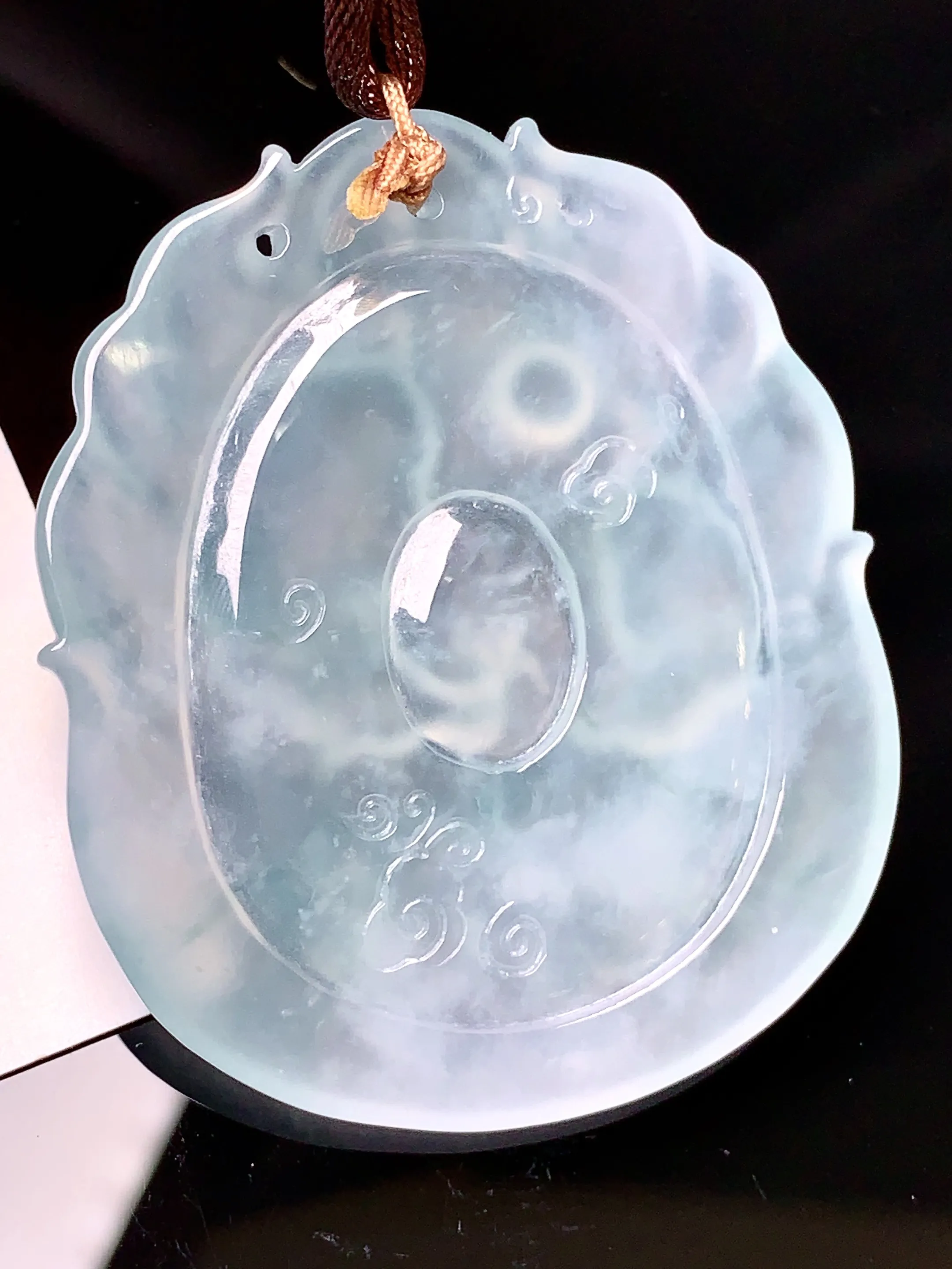 冰种生肖牛牌吊坠 玉质细腻 色泽艳丽  整体尺寸49.7*42.2*5.2