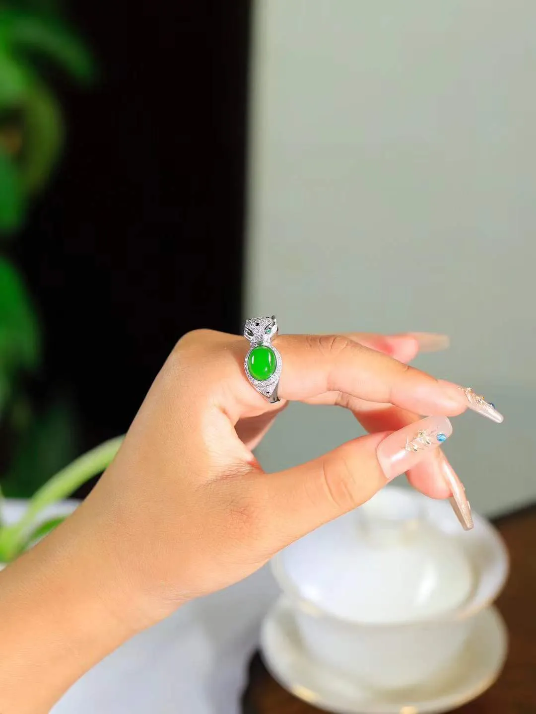 【金镶玉.戒指】

精品和田玉碧玉18k金戒指 玉质细腻温润 油性十足 ，不论时光如何流转变化，这枚