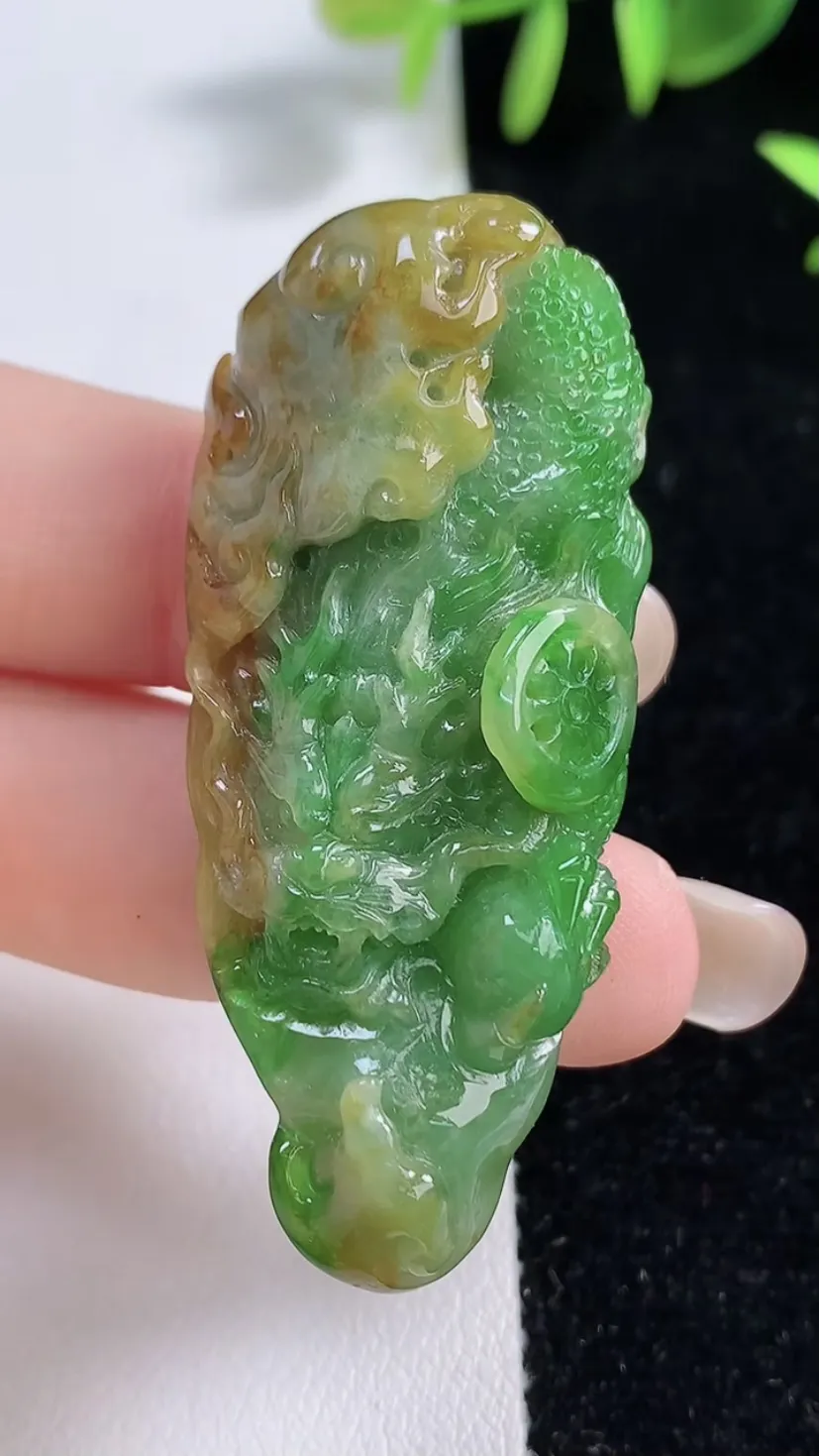 翡翠a货双彩黄加绿龙牌吊坠，尺寸53.3-23-10，重量:20.21g