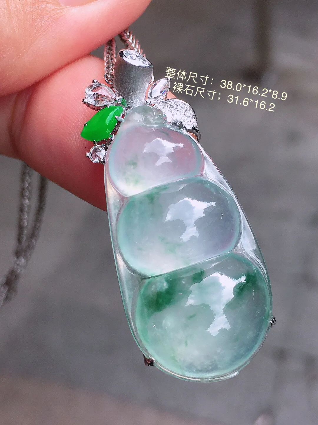 冰飘花福豆吊坠，色泽艳丽，玉质细腻，荧光感超
强，饱满圆润，尽显优雅气质，18k
金豪华镶嵌