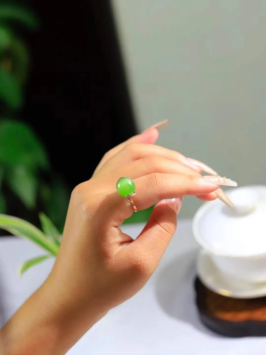 【金镶玉.戒指】

精品和田玉碧玉猫眼18k金戒指 玉质细腻温润 油性十足 ，不论时光如何流转变化，