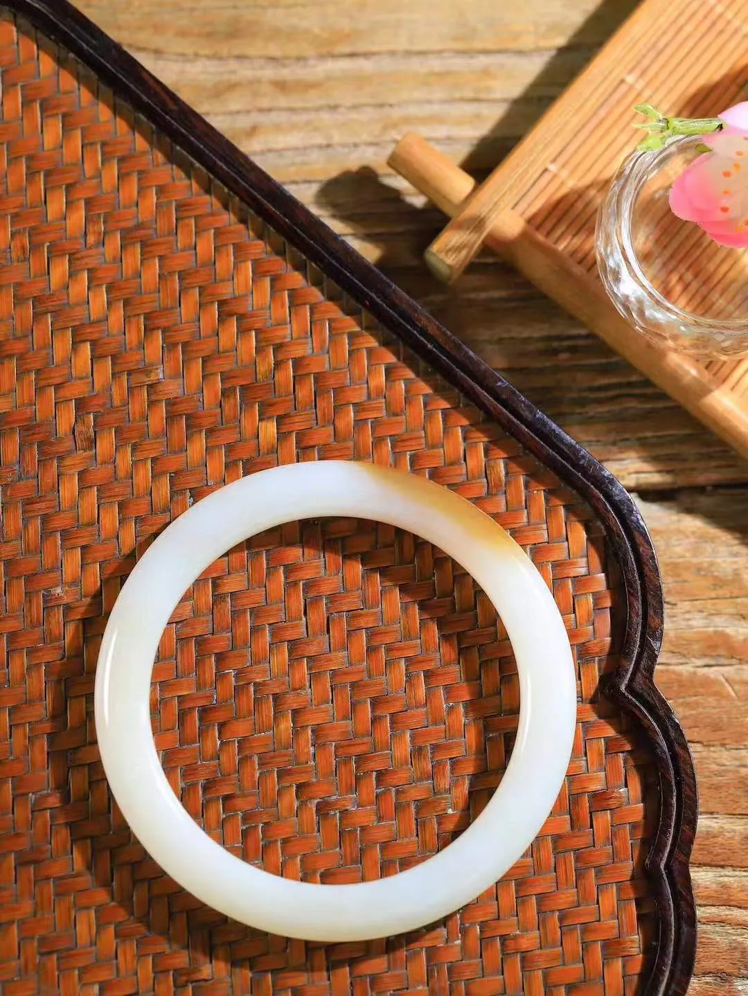 【腕间柔情.手镯】   

精品️和田玉糖白玉手镯 玉质温润细腻 油性十足 古朴秀雅 轻抚岁月的栏杆软香温玉，腕间玉镯轻轻晃动，令人情动心间，撷一缕月末的芬芳，把心思铺陈，时光静美，惟有你最温柔。重33.4克   尺寸58.5-7.5-8.7mm  4690655A