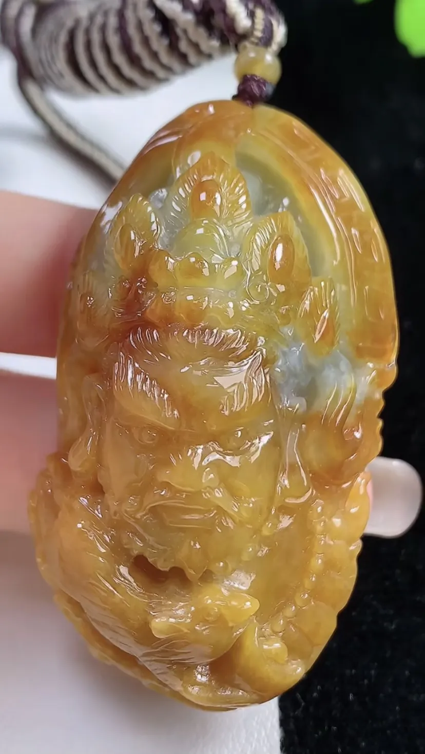 翡翠a货黄翡黄财神吊坠，尺寸56-33-17.8，重量:46.39g