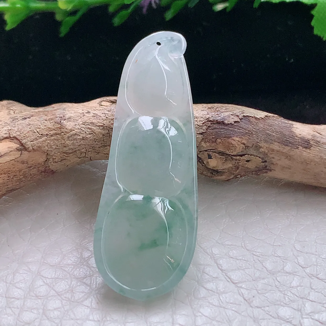 axm实拍43*15*6缅甸翡翠精雕冰飘花福豆 平安豆玉吊坠 玉挂件