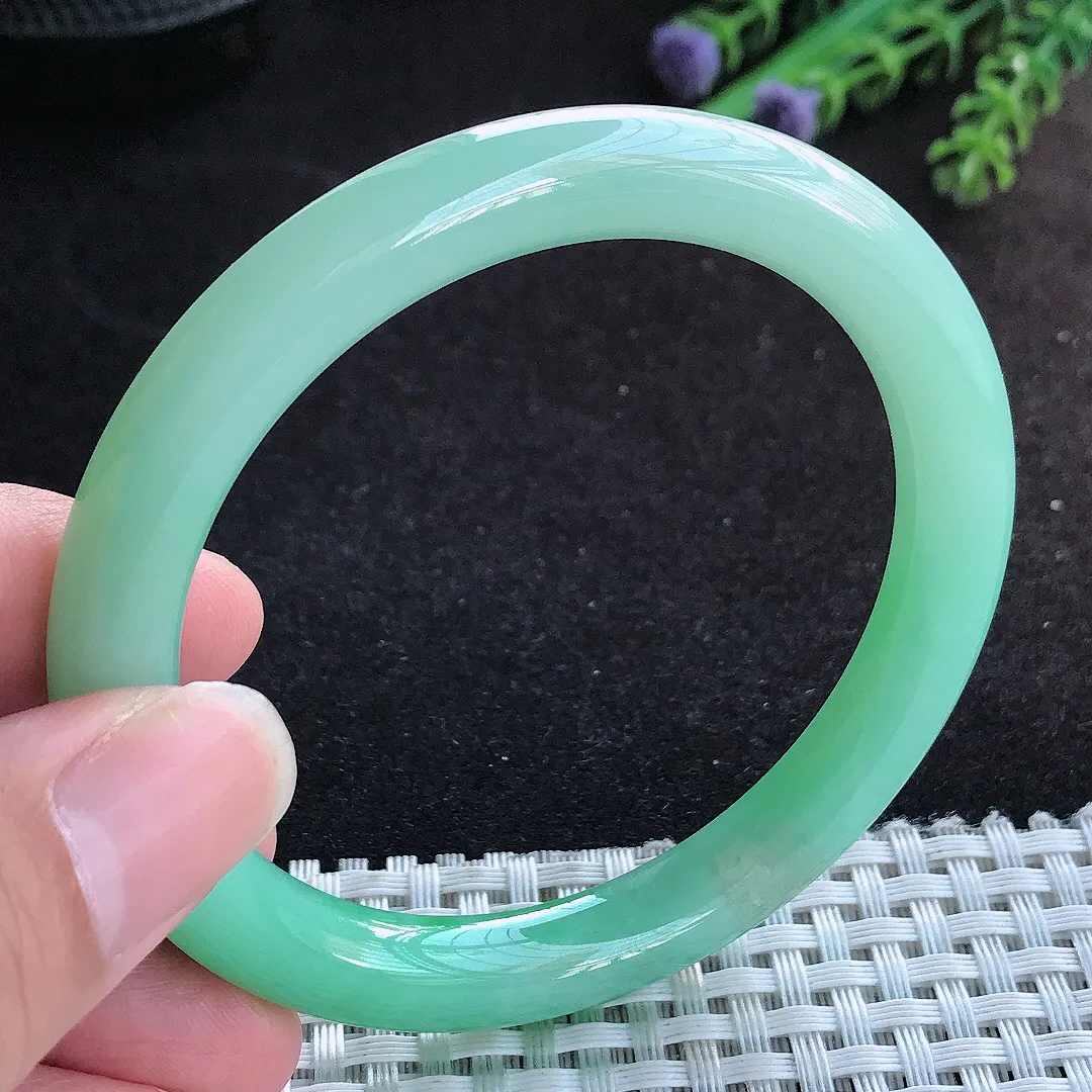 自然光56/8.4/8.8老坑精美温润飘阳绿圆条手镯宽边翡翠玉镯手环