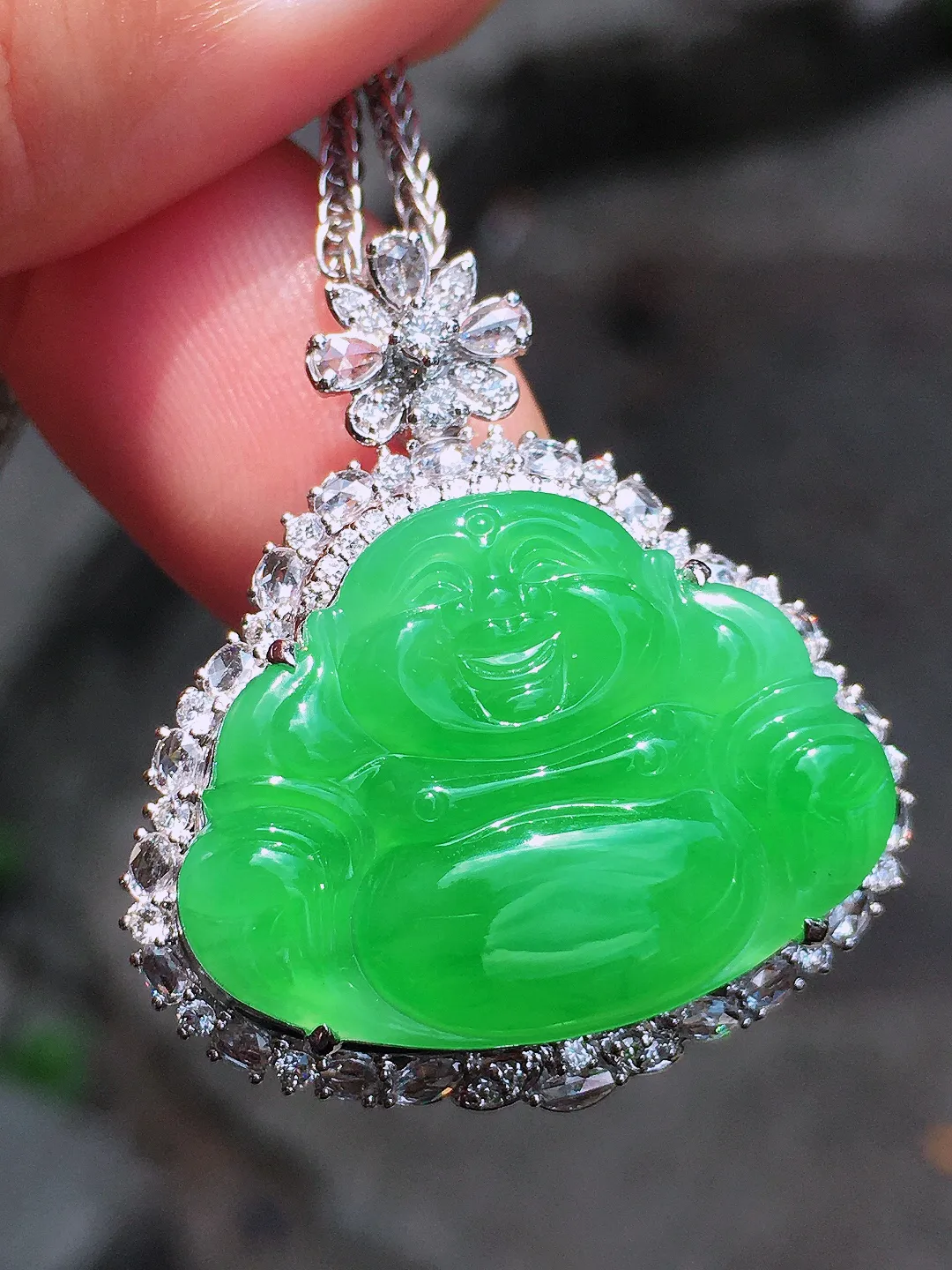 阳绿佛公吊坠，色泽均匀艳丽，玉质细腻，荧光感超
强，饱满圆润，尽显优雅气质，18k
金豪华镶嵌