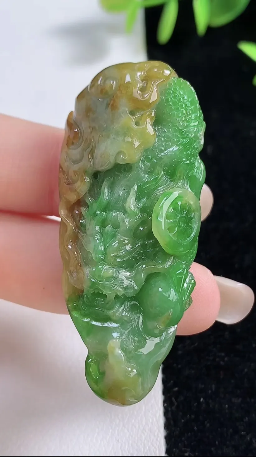 翡翠a货双彩黄加绿龙牌吊坠，尺寸53.3-23-10，重量:20.21g